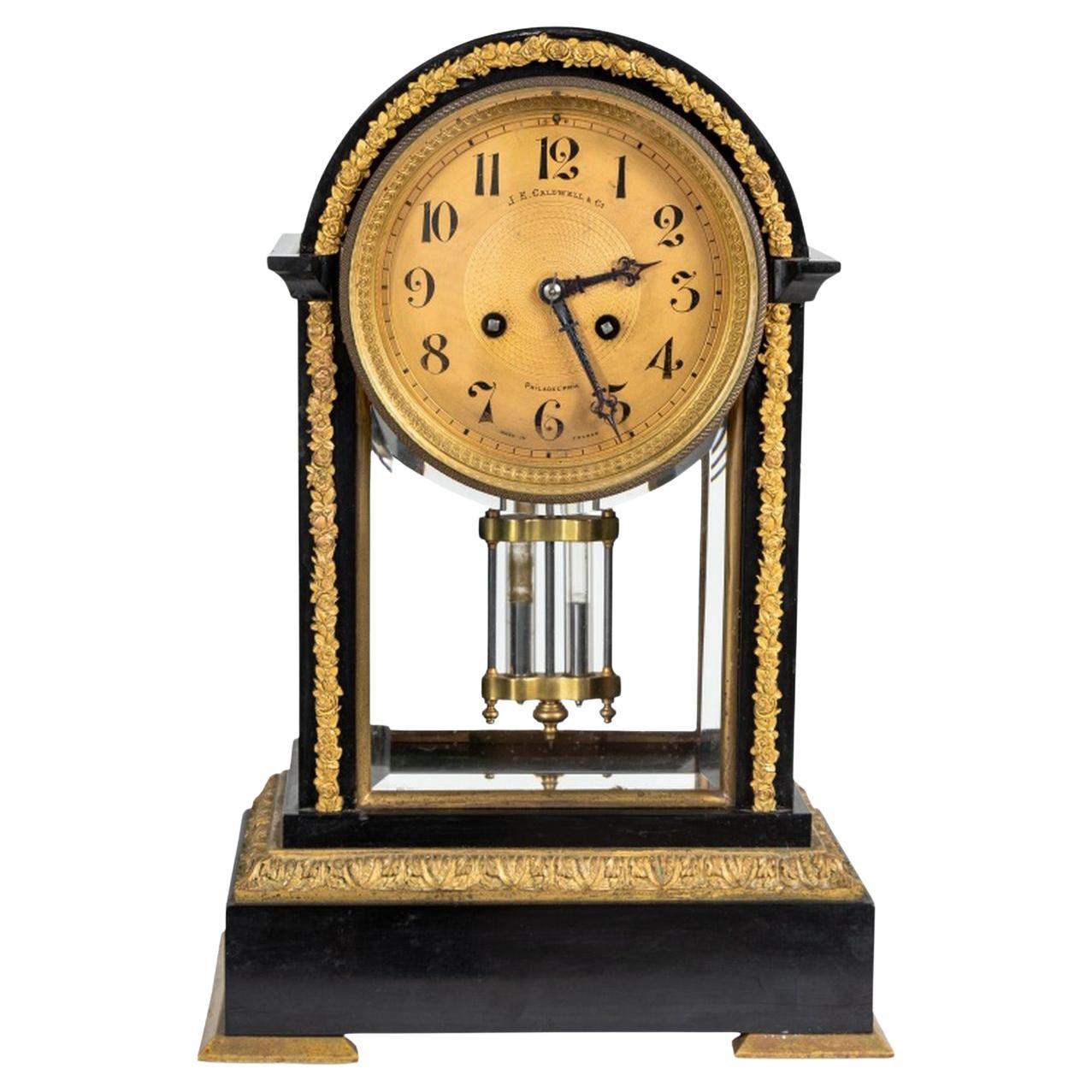 Horloge de cheminée en bronze doré et ardoise noire en vente