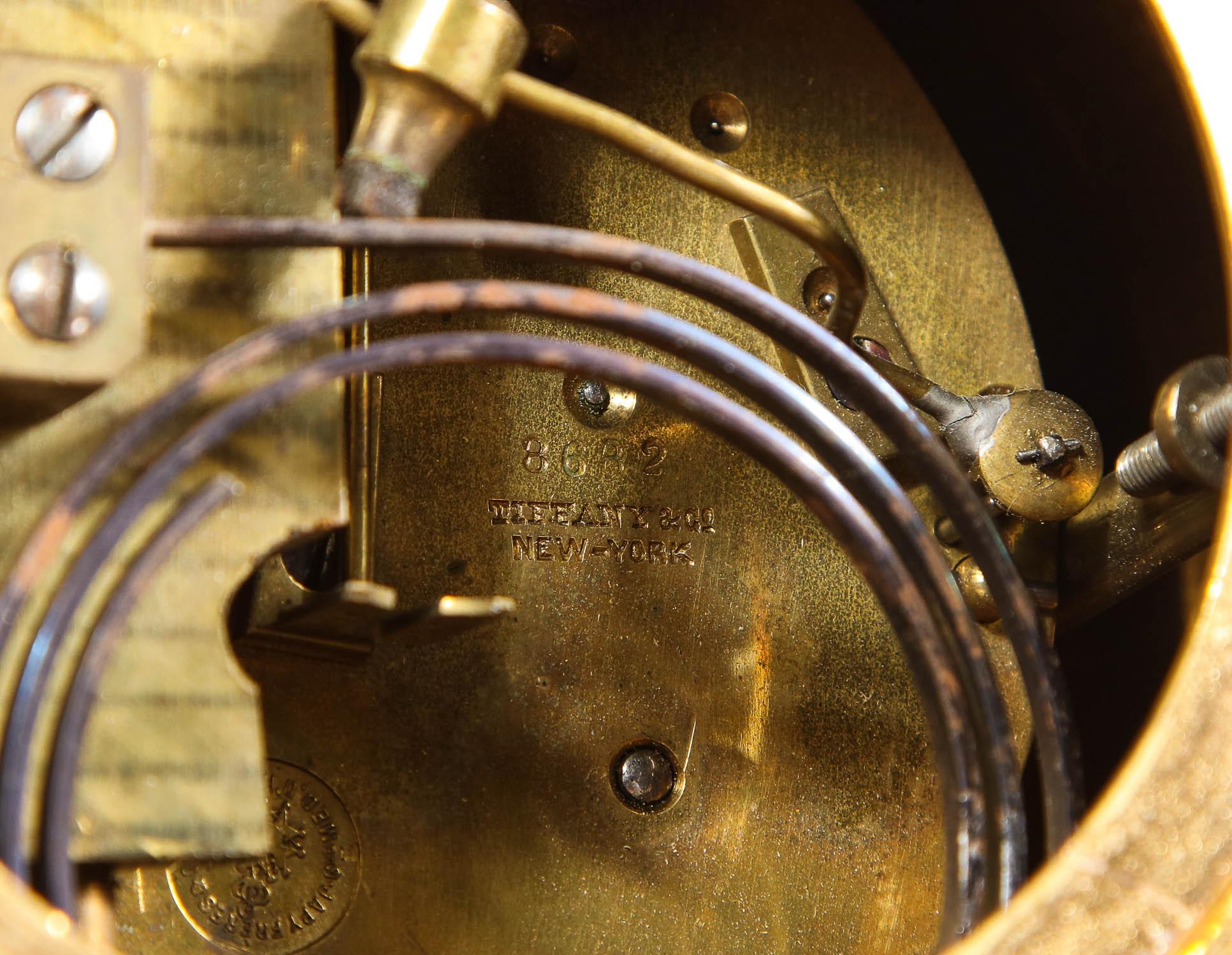 Ensemble d'horloge française en bronze doré et émail champlevé, vendu par Tiffany & Co. 8
