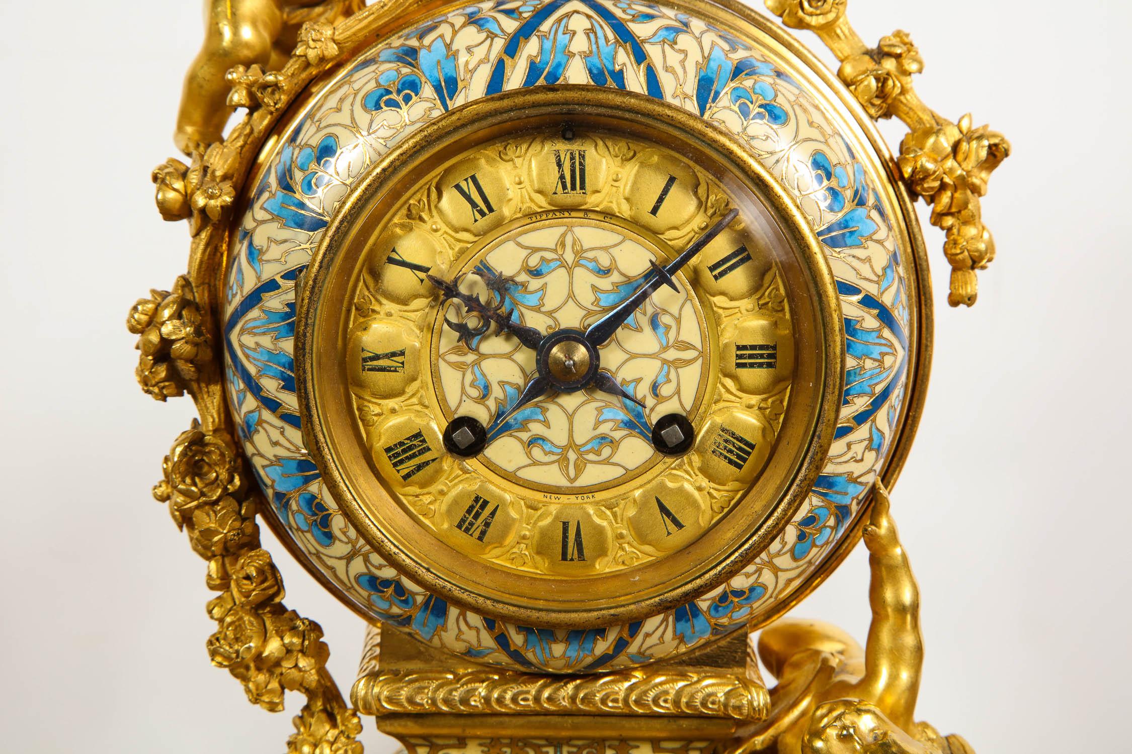 Français Ensemble d'horloge française en bronze doré et émail champlevé, vendu par Tiffany & Co.