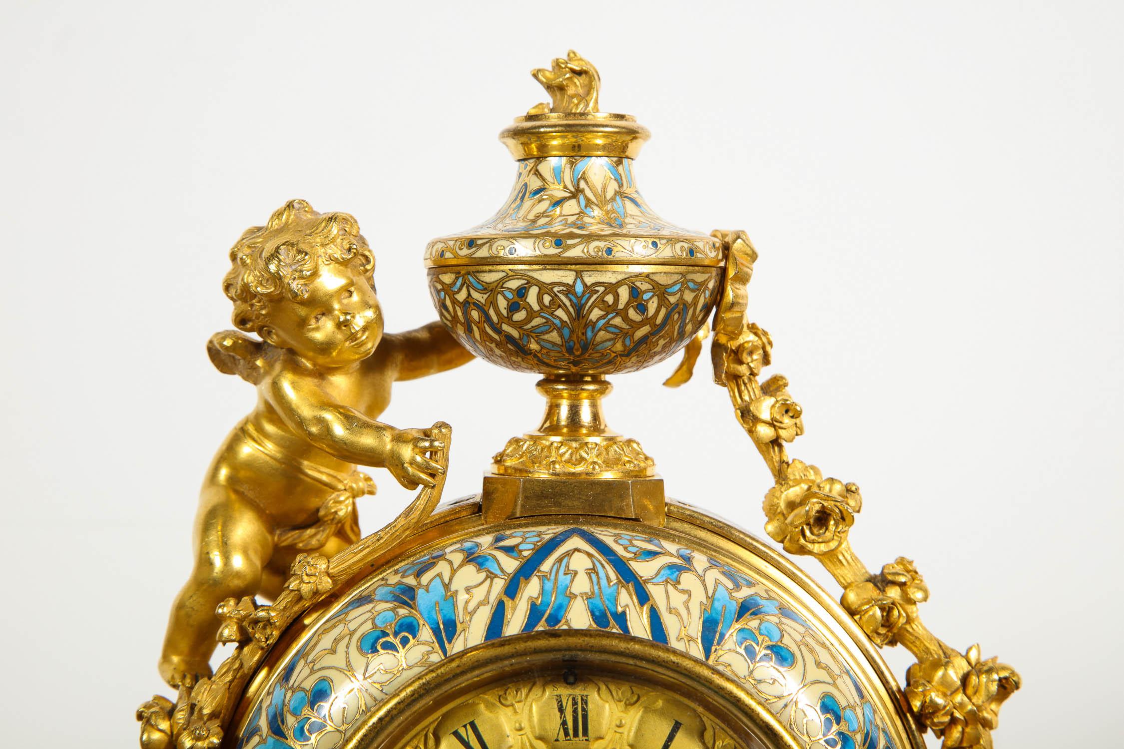 Ensemble d'horloge française en bronze doré et émail champlevé, vendu par Tiffany & Co. Bon état à Queens, NY