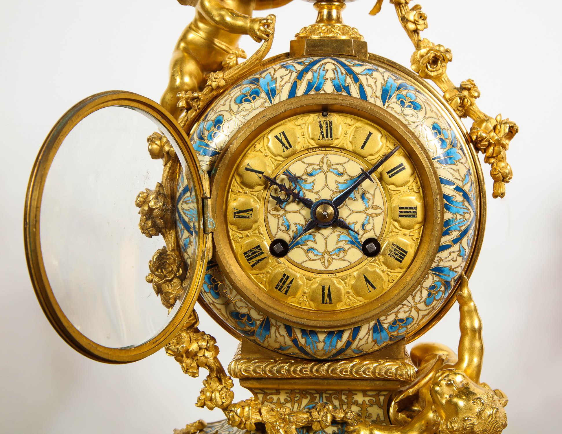 XIXe siècle Ensemble d'horloge française en bronze doré et émail champlevé, vendu par Tiffany & Co.