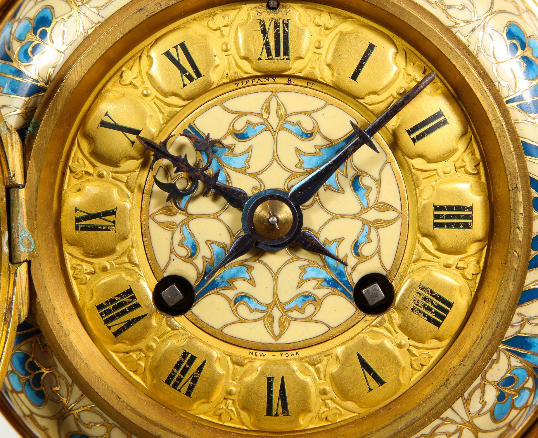 Bronze Ensemble d'horloge française en bronze doré et émail champlevé, vendu par Tiffany & Co.