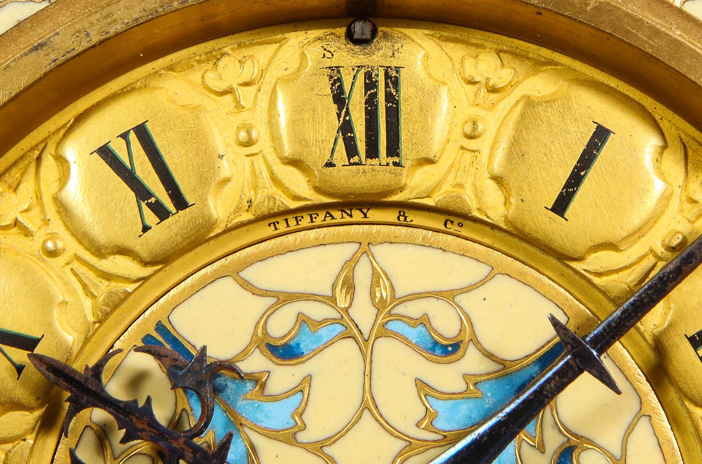 Ensemble d'horloge française en bronze doré et émail champlevé, vendu par Tiffany & Co. 1