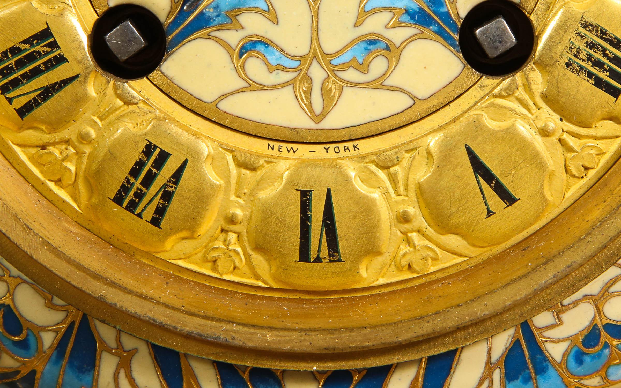 Ensemble d'horloge française en bronze doré et émail champlevé, vendu par Tiffany & Co. 2