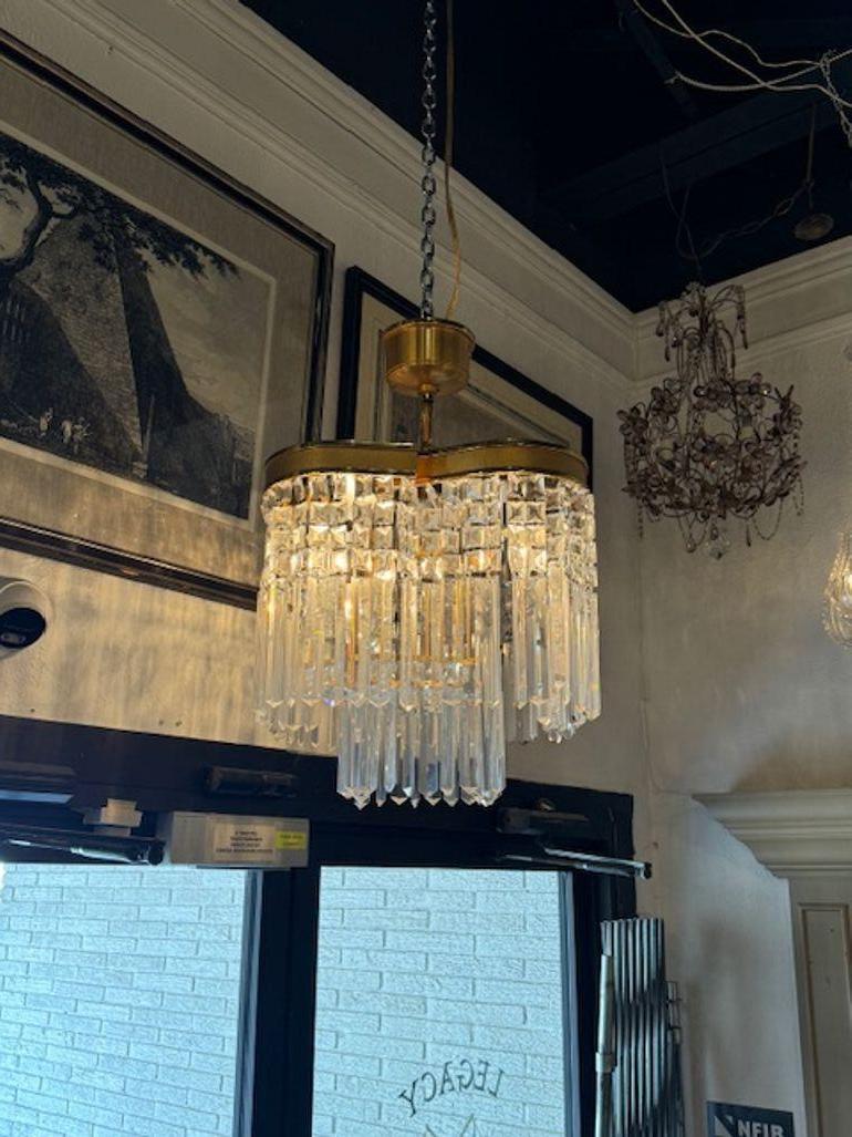 Lampadario francese in bronzo dorato e cristallo di alta qualità. Circa 1920. Un tocco classico e senza tempo per un interno raffinato. Il lampadario è stato ricablato professionalmente e viene fornito con catena e baldacchino coordinati. È pronto