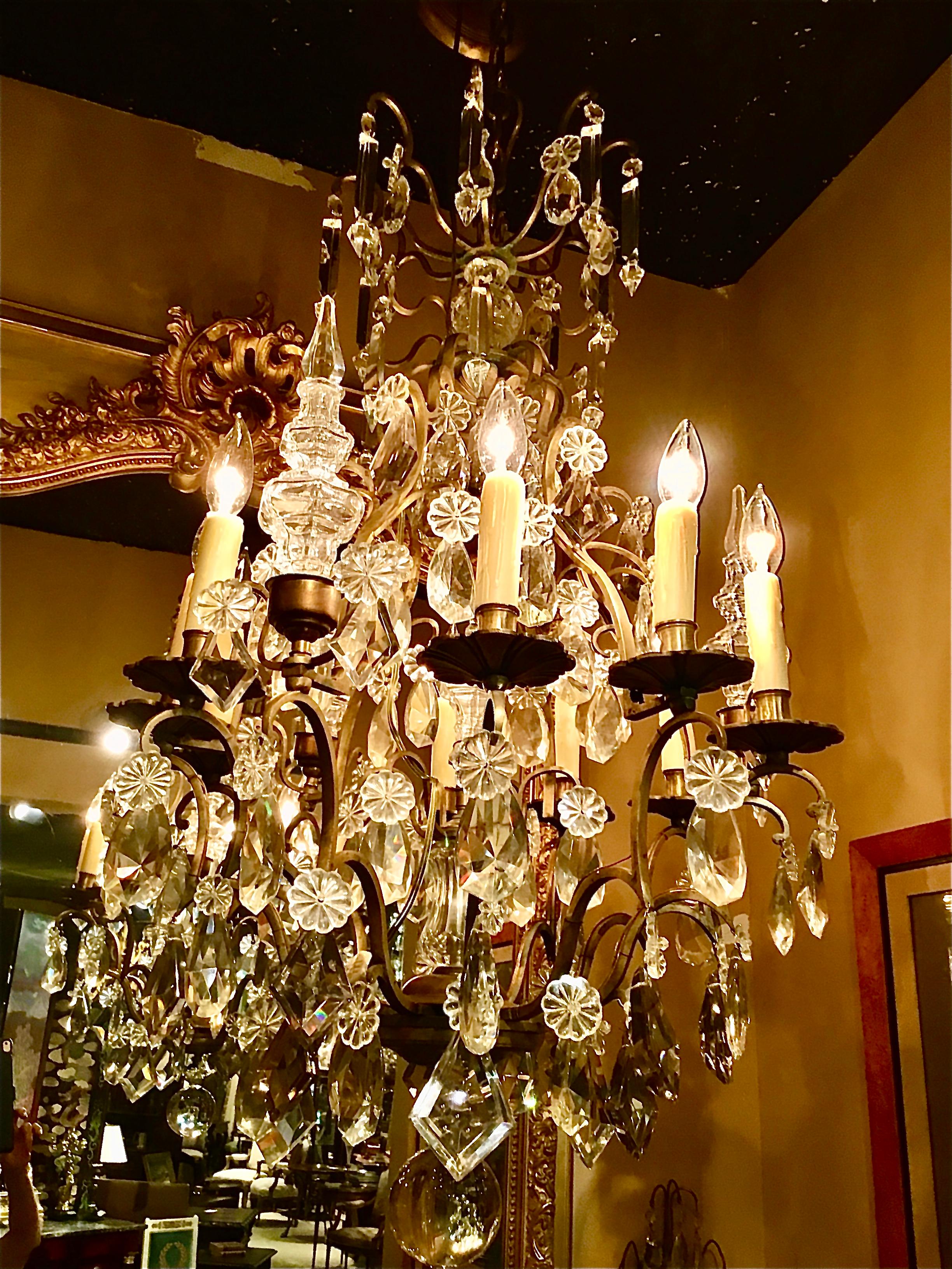 Französischer Kronleuchter aus vergoldeter Bronze und Kristall mit neun Leuchten, inspiriert vom Barock im Angebot 2