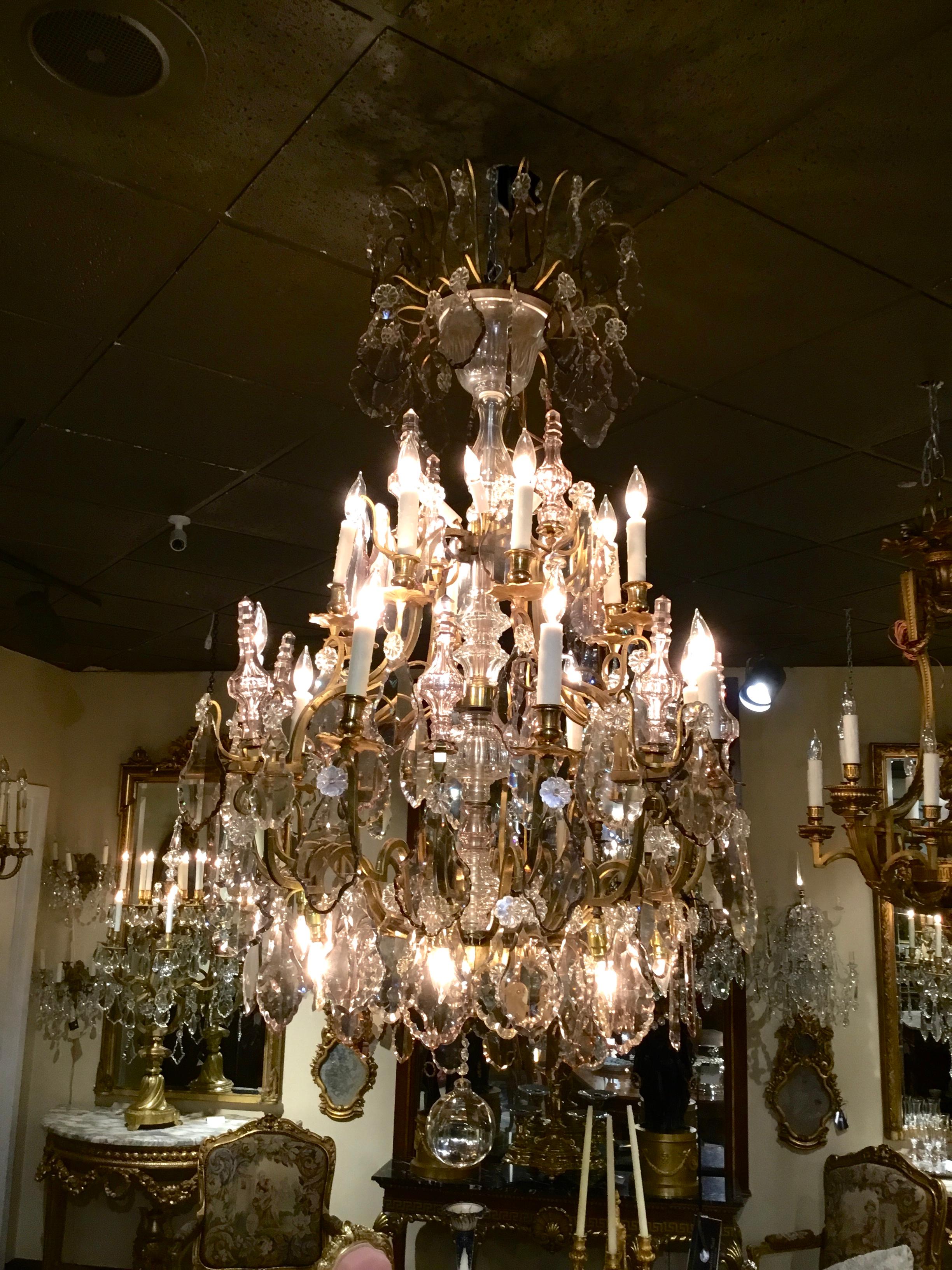 French Gilt Bronze and Crystal Pendologue Chandelier with 28 Lights In Excellent Condition For Sale In Houston, TX