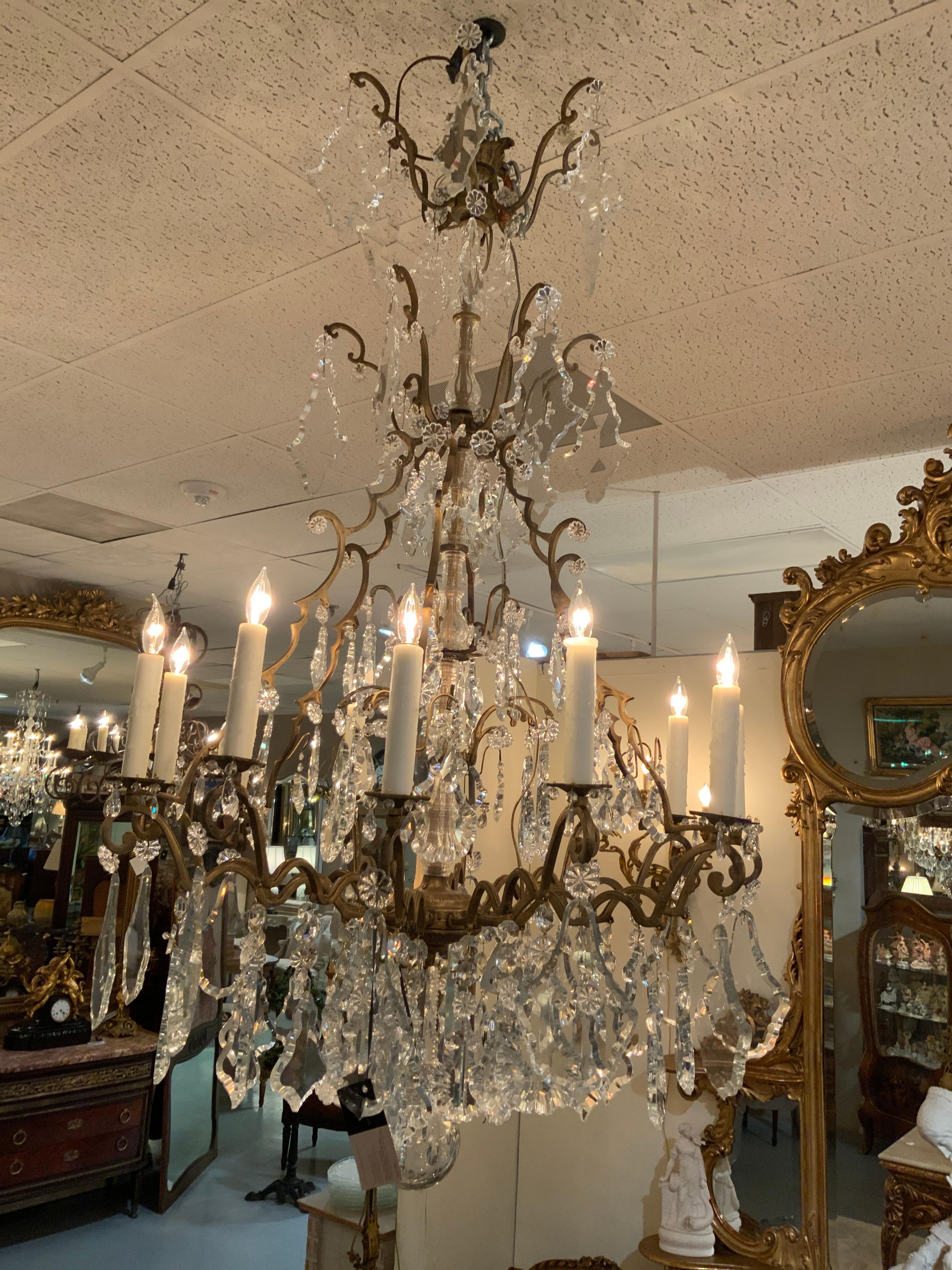 Großer Kronleuchter aus vergoldeter Bronze und Kristall, 12 Lichter mit großen Anhängern im Angebot 4