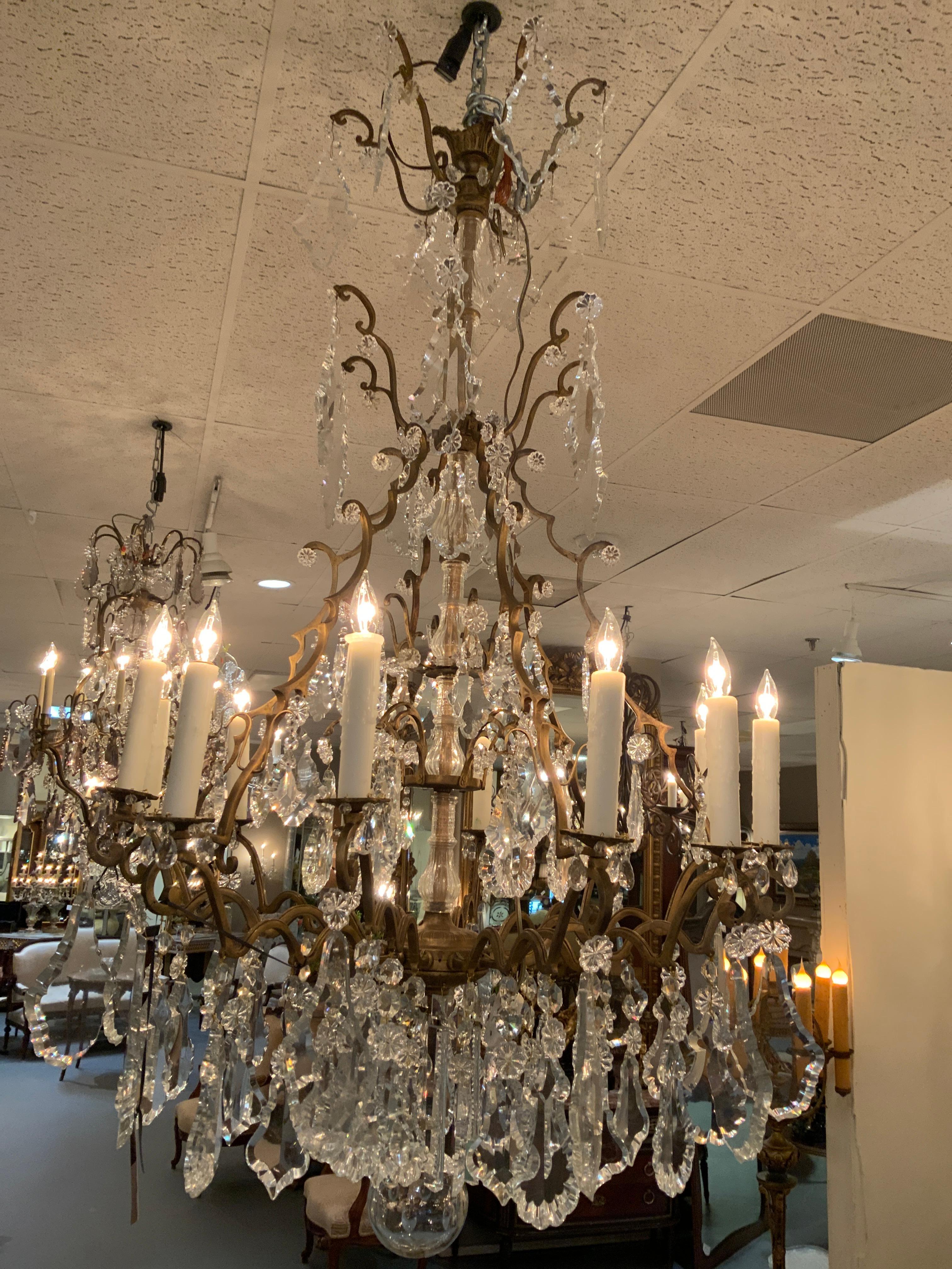 Großer Kronleuchter aus vergoldeter Bronze und Kristall, 12 Lichter mit großen Anhängern im Angebot 5
