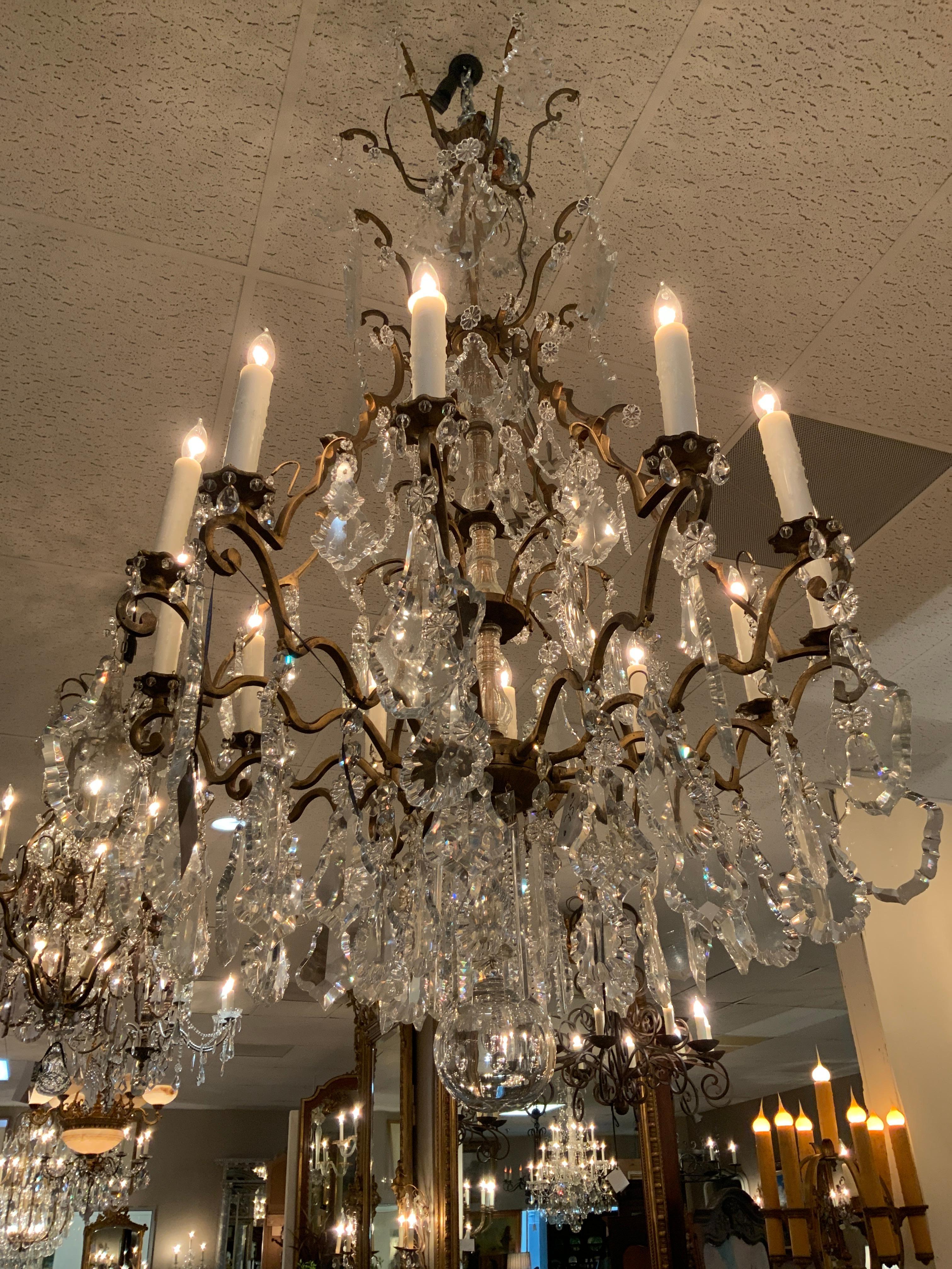 Großer Kronleuchter aus vergoldeter Bronze und Kristall, 12 Lichter mit großen Anhängern im Angebot 6