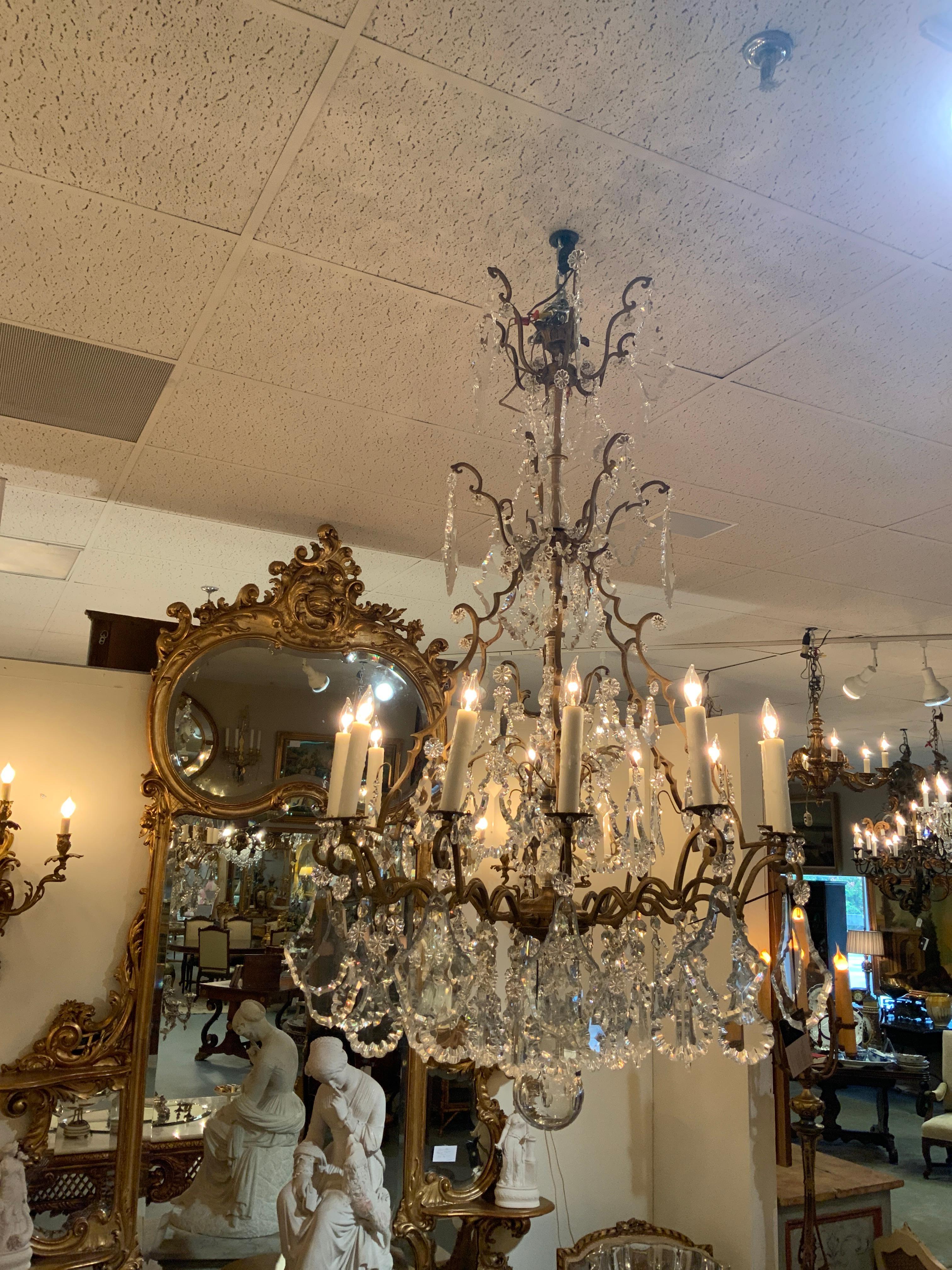 Großer Kronleuchter aus vergoldeter Bronze und Kristall, 12 Lichter mit großen Anhängern im Angebot 7