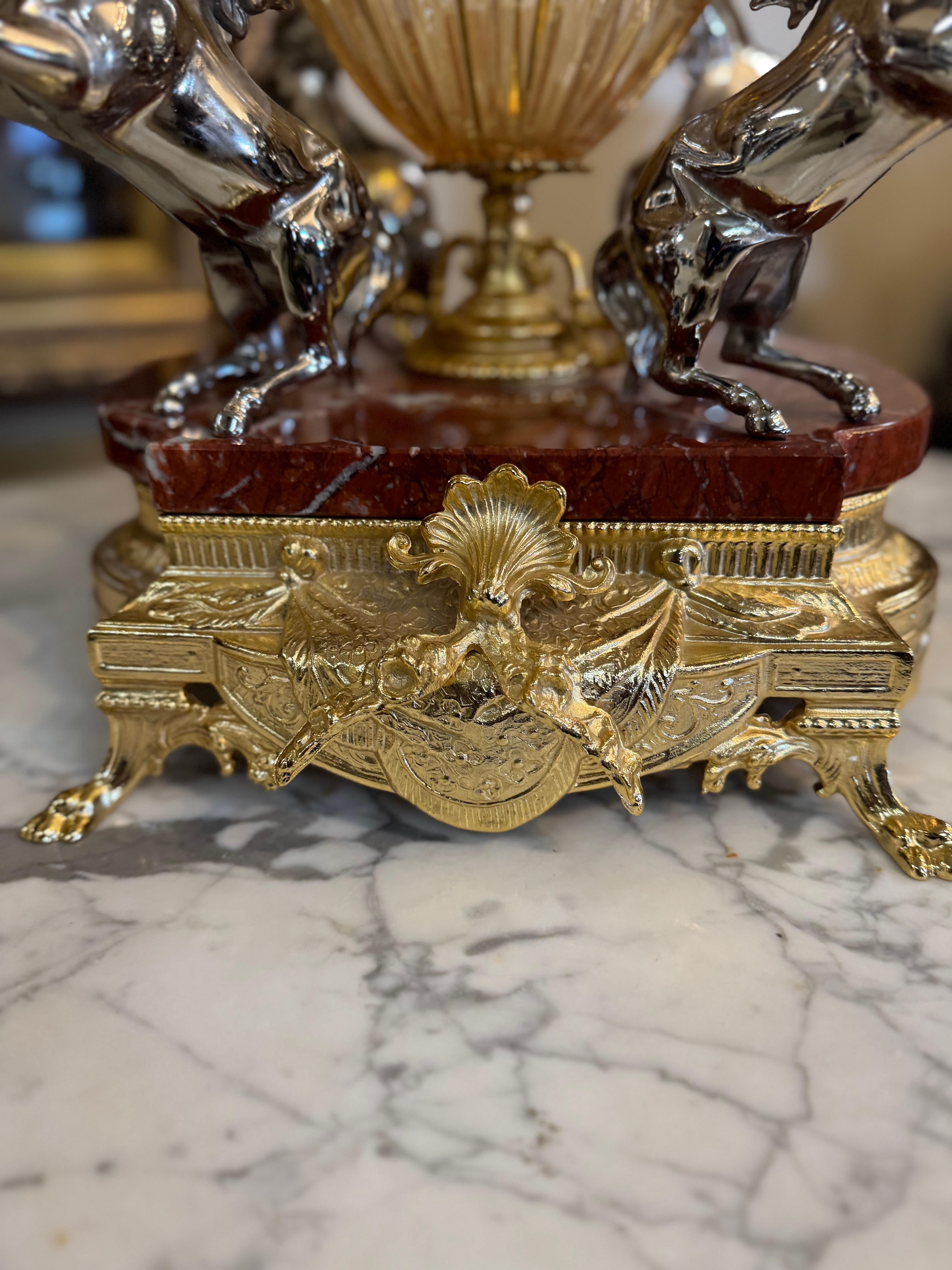 Französisch vergoldeter Bronze und geschliffenem Kristall figuralen Tafelaufsatz oder Epergne. im Angebot 4