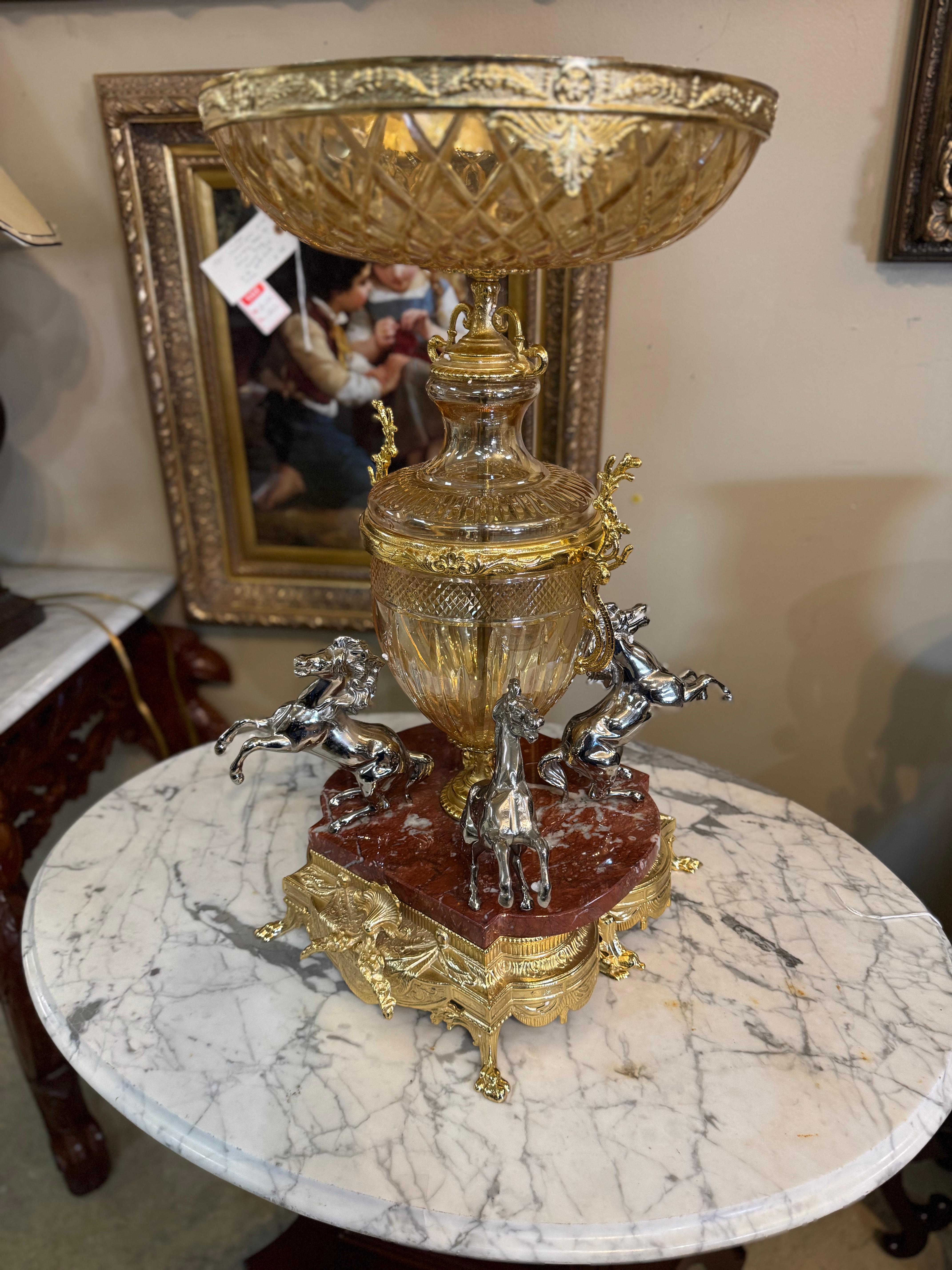 Französisch vergoldeter Bronze und geschliffenem Kristall figuralen Tafelaufsatz oder Epergne. im Angebot 5