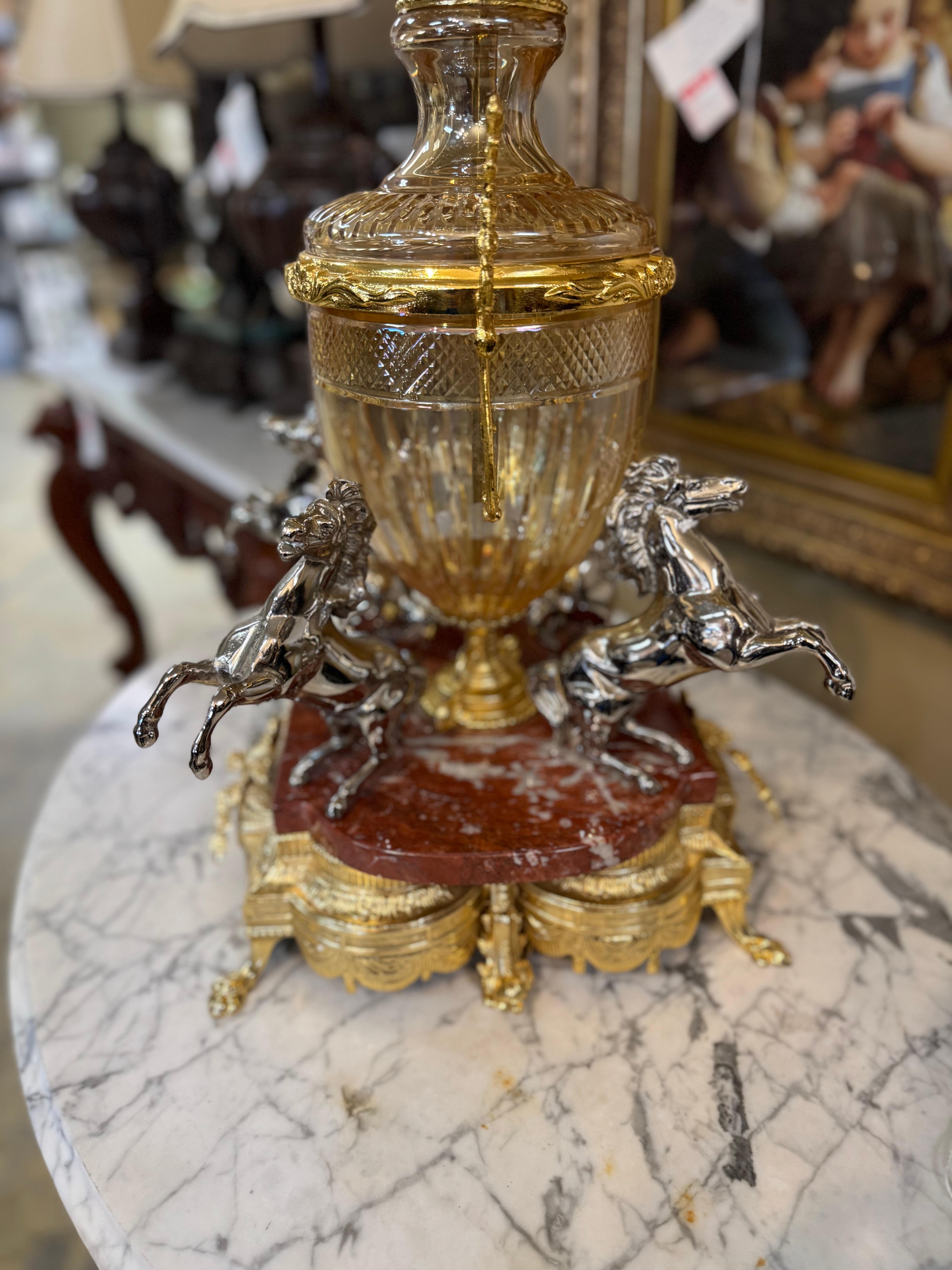 Französisch vergoldeter Bronze und geschliffenem Kristall figuralen Tafelaufsatz oder Epergne. im Angebot 6