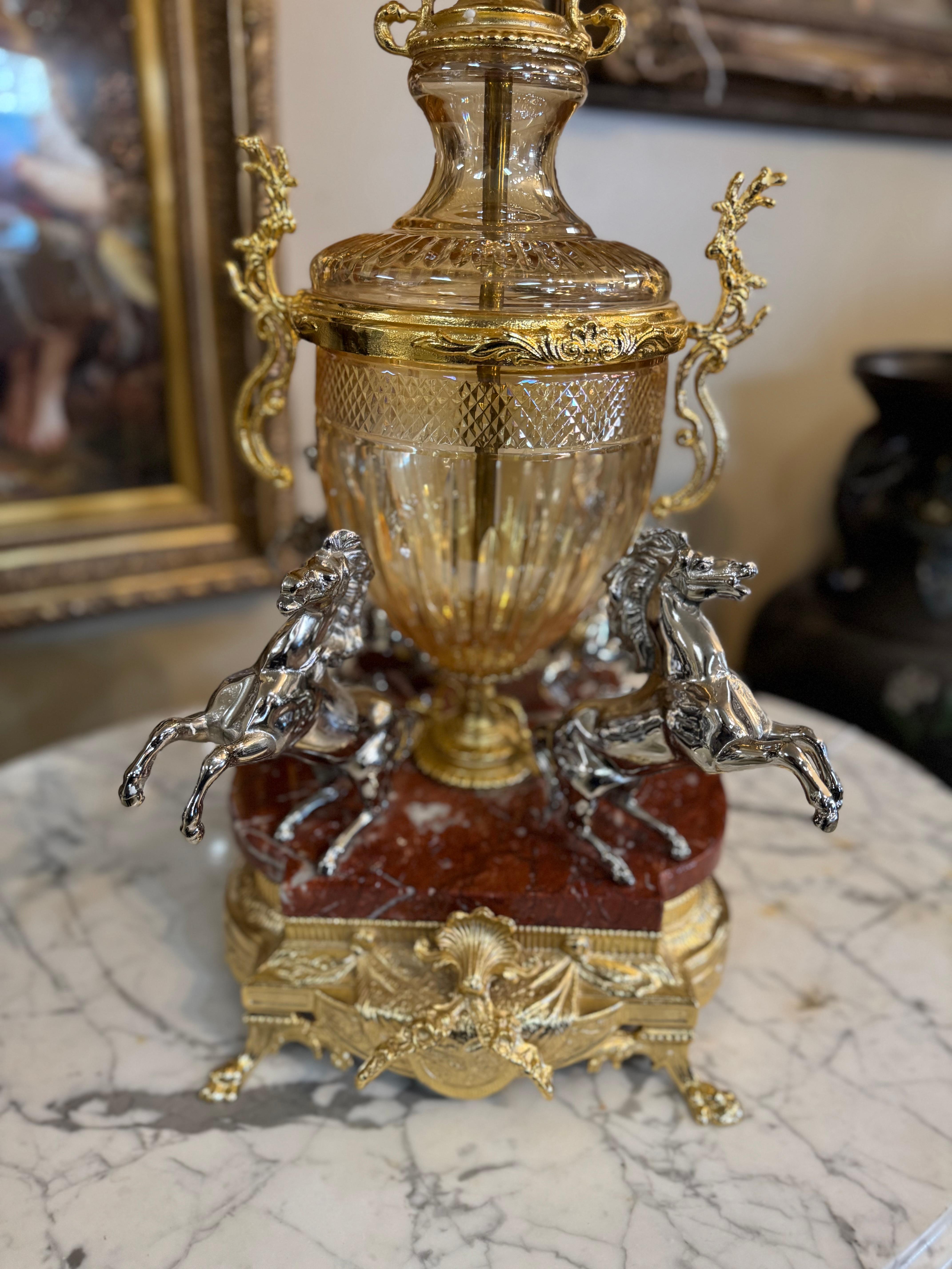 Französisch vergoldeter Bronze und geschliffenem Kristall figuralen Tafelaufsatz oder Epergne. im Angebot 7