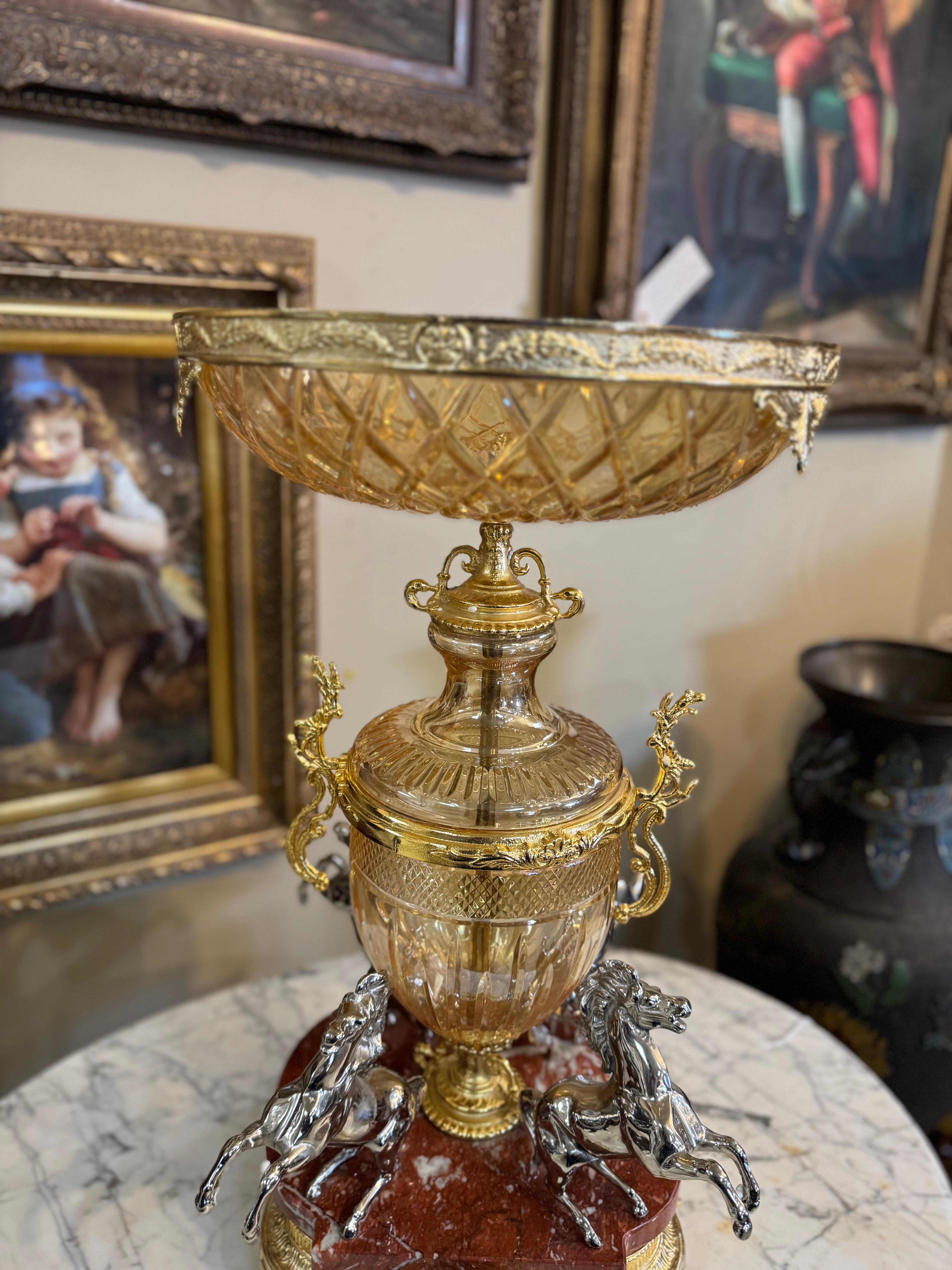 Französisch vergoldeter Bronze und geschliffenem Kristall figuralen Tafelaufsatz oder Epergne. im Angebot 8