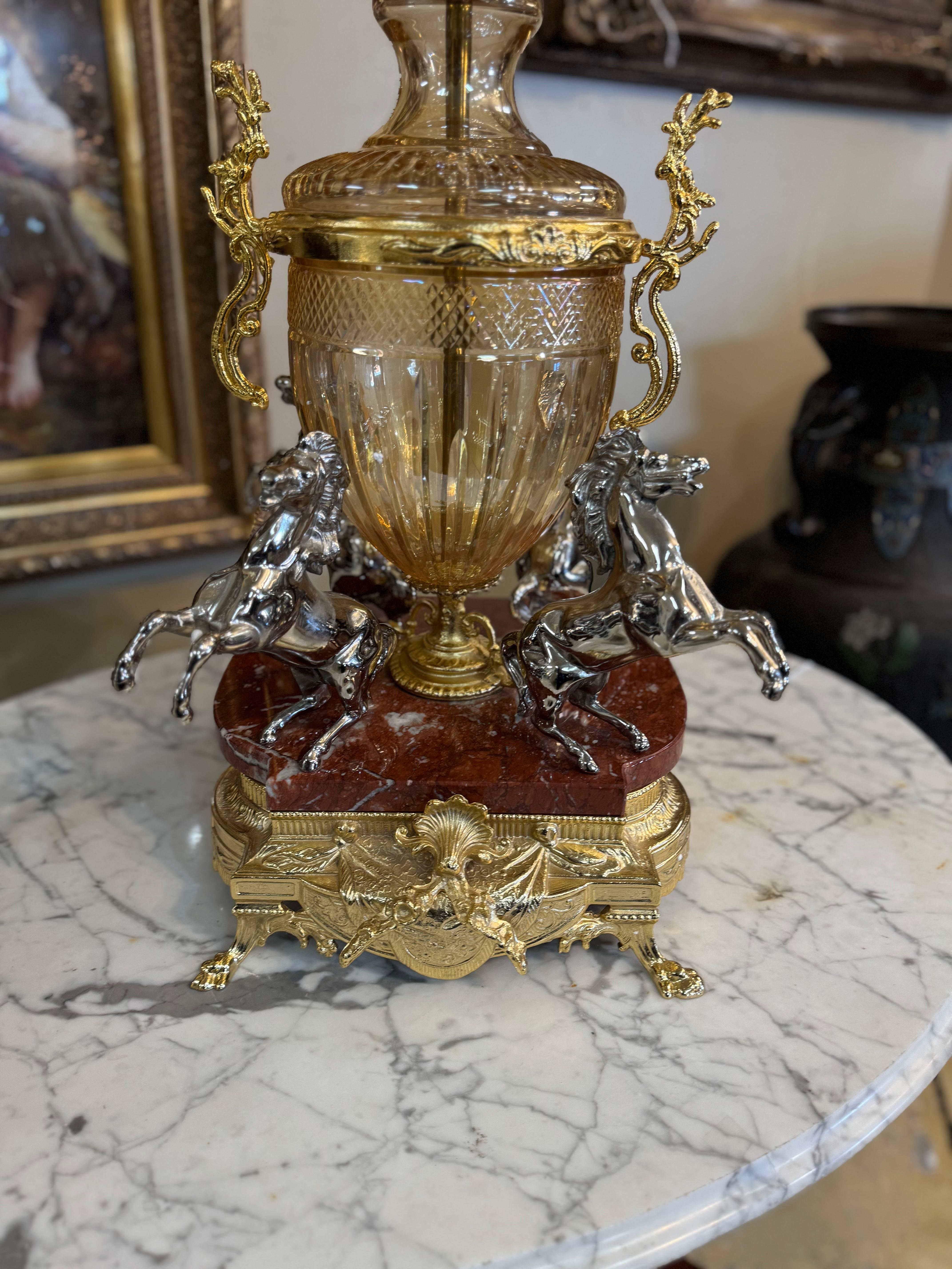 Französisch vergoldeter Bronze und geschliffenem Kristall figuralen Tafelaufsatz oder Epergne. im Angebot 9