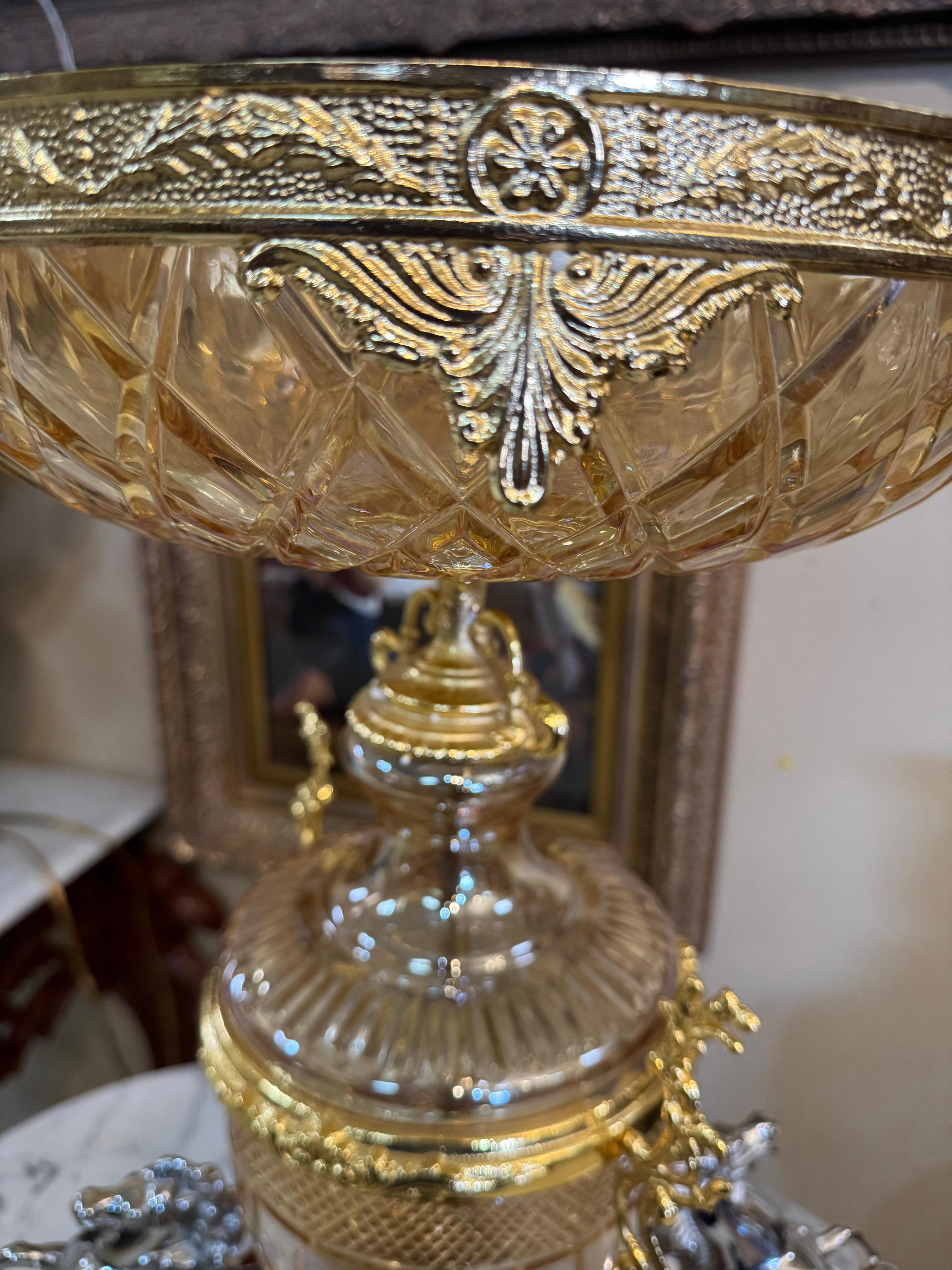 Französisch vergoldeter Bronze und geschliffenem Kristall figuralen Tafelaufsatz oder Epergne. im Angebot 10