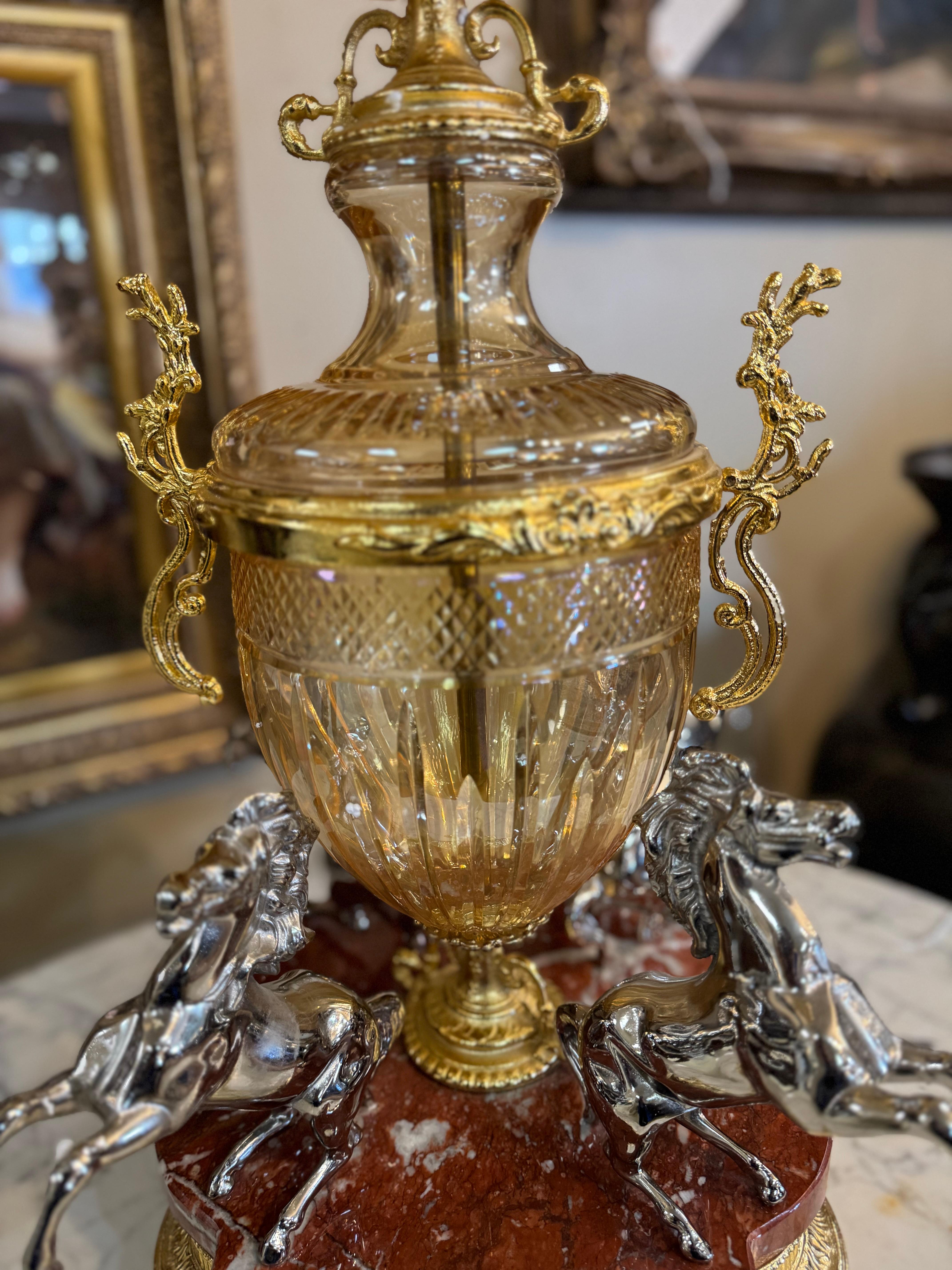 Französisch vergoldeter Bronze und geschliffenem Kristall figuralen Tafelaufsatz oder Epergne. im Angebot 11