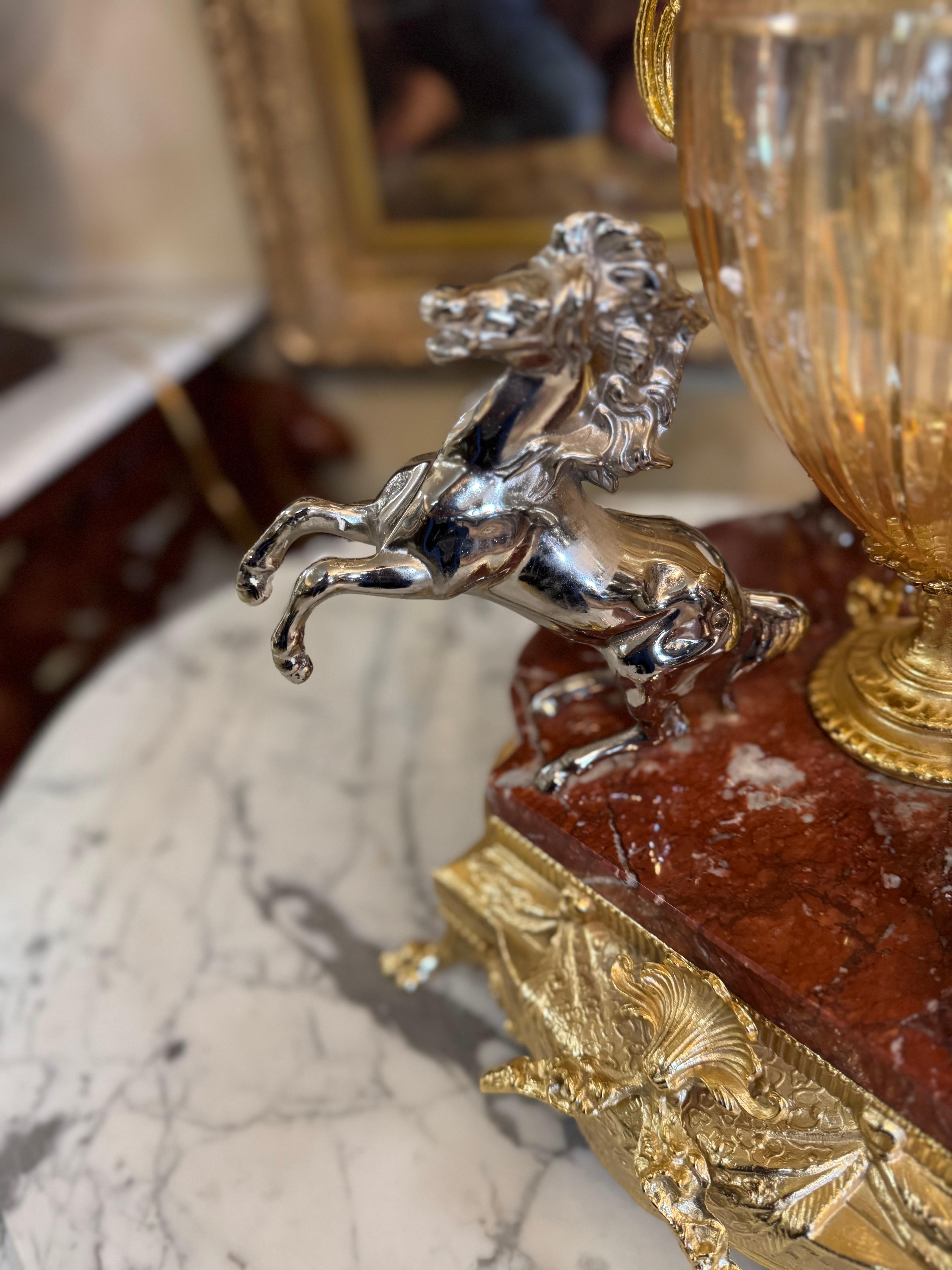 Französisch vergoldeter Bronze und geschliffenem Kristall figuralen Tafelaufsatz oder Epergne. im Angebot 12