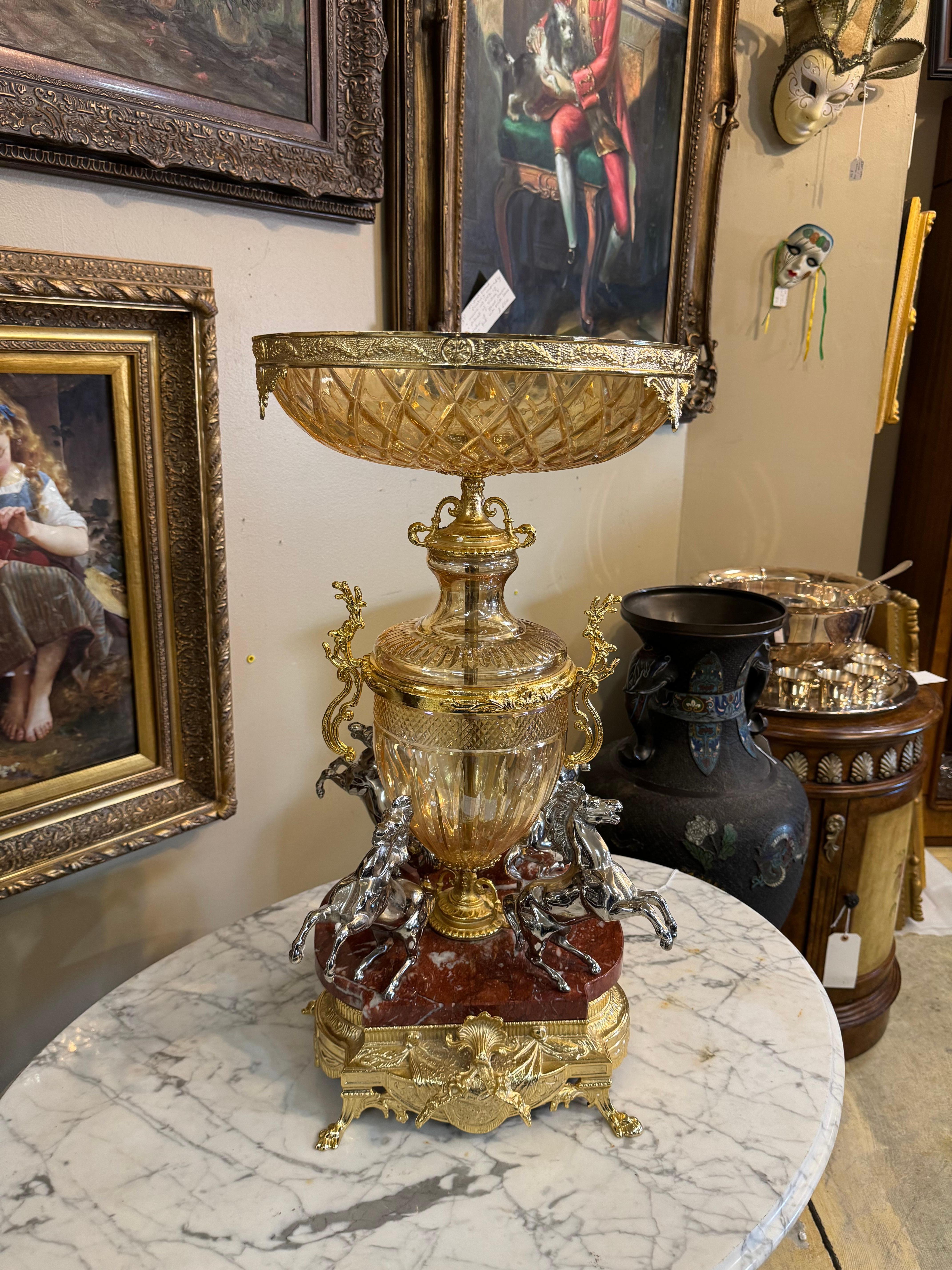 Französisch vergoldeter Bronze und geschliffenem Kristall figuralen Tafelaufsatz oder Epergne. (Barock) im Angebot