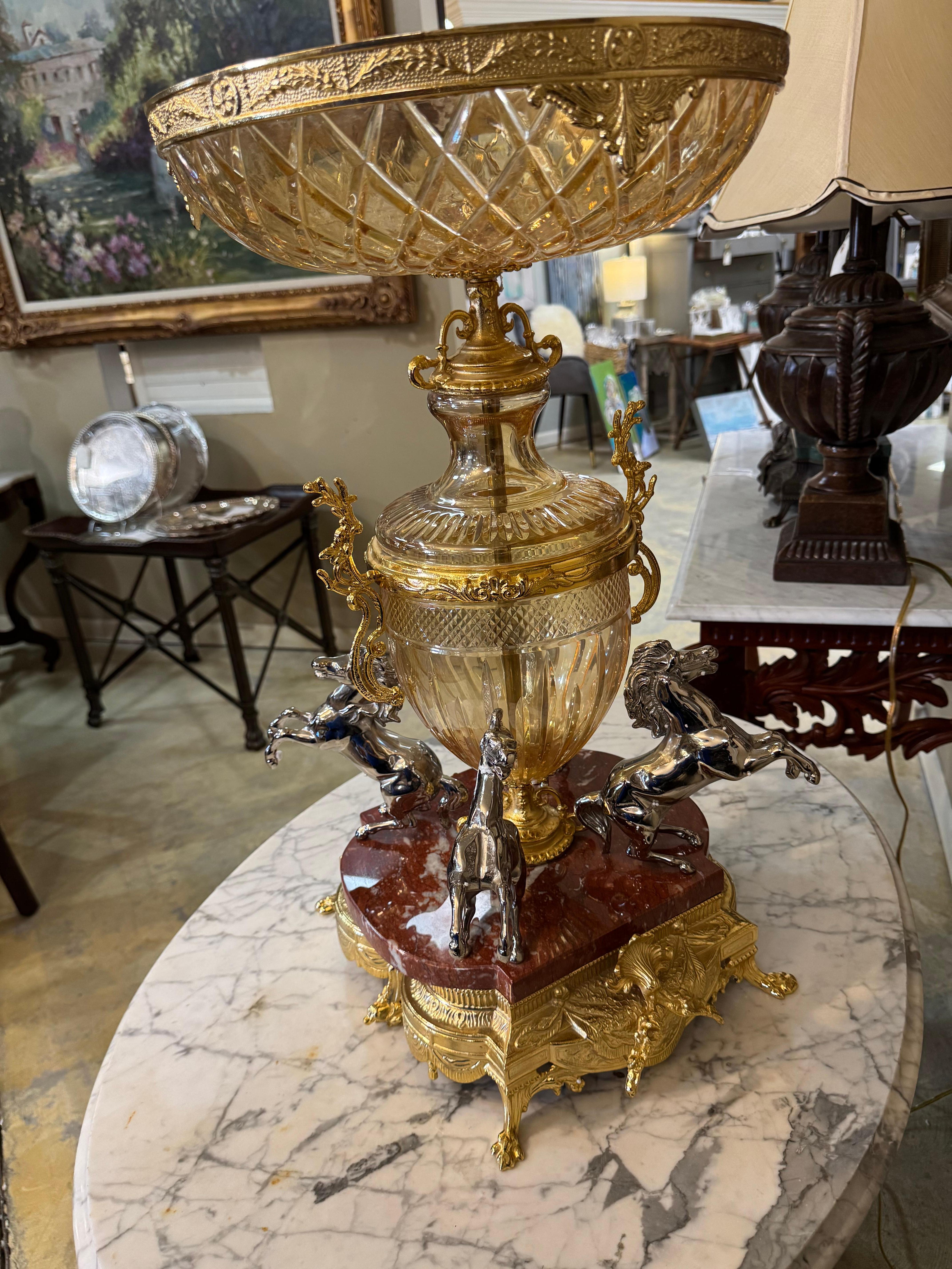 Französisch vergoldeter Bronze und geschliffenem Kristall figuralen Tafelaufsatz oder Epergne. im Zustand „Gut“ im Angebot in Birmingham, AL