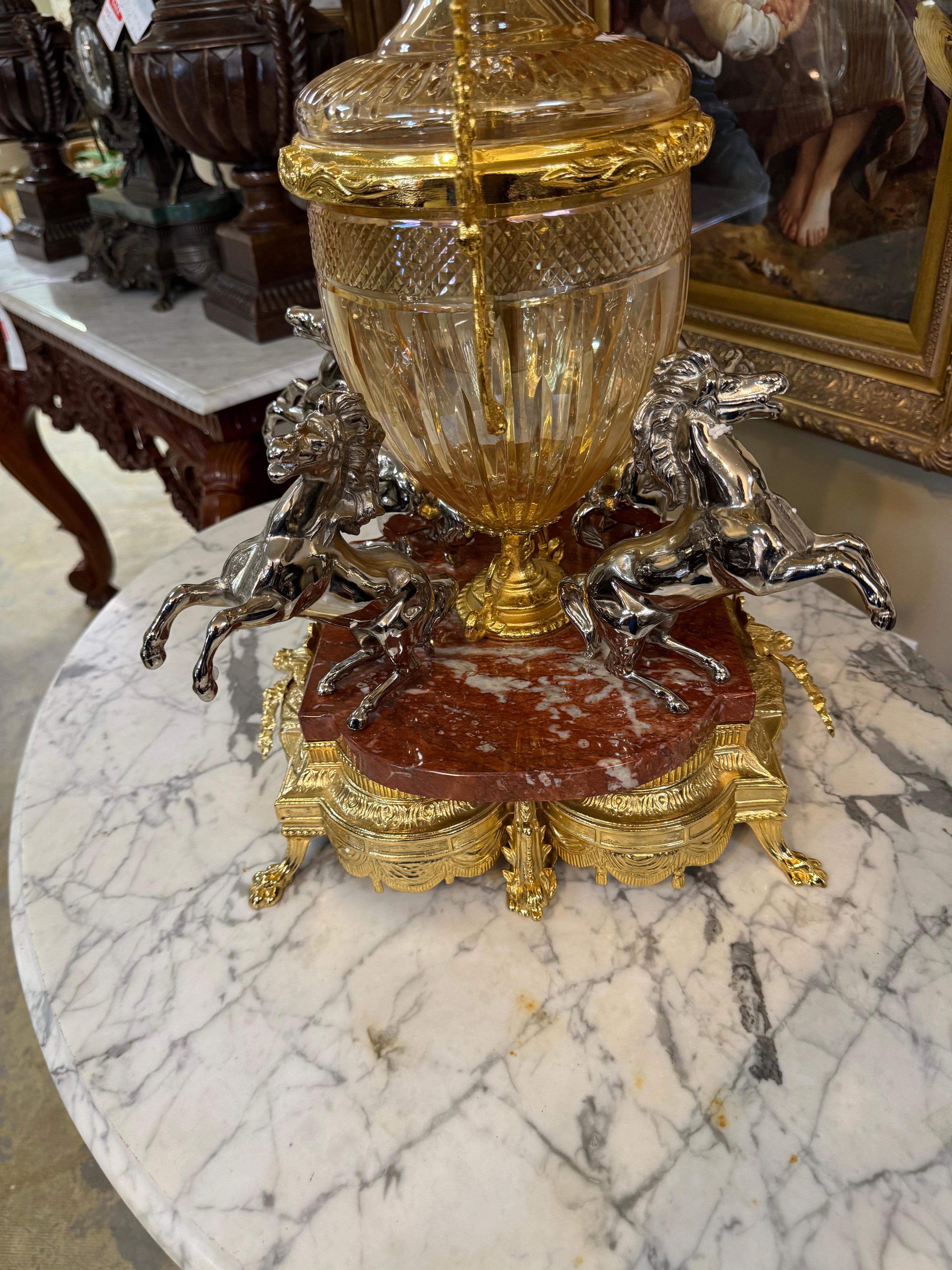 Französisch vergoldeter Bronze und geschliffenem Kristall figuralen Tafelaufsatz oder Epergne. (20. Jahrhundert) im Angebot