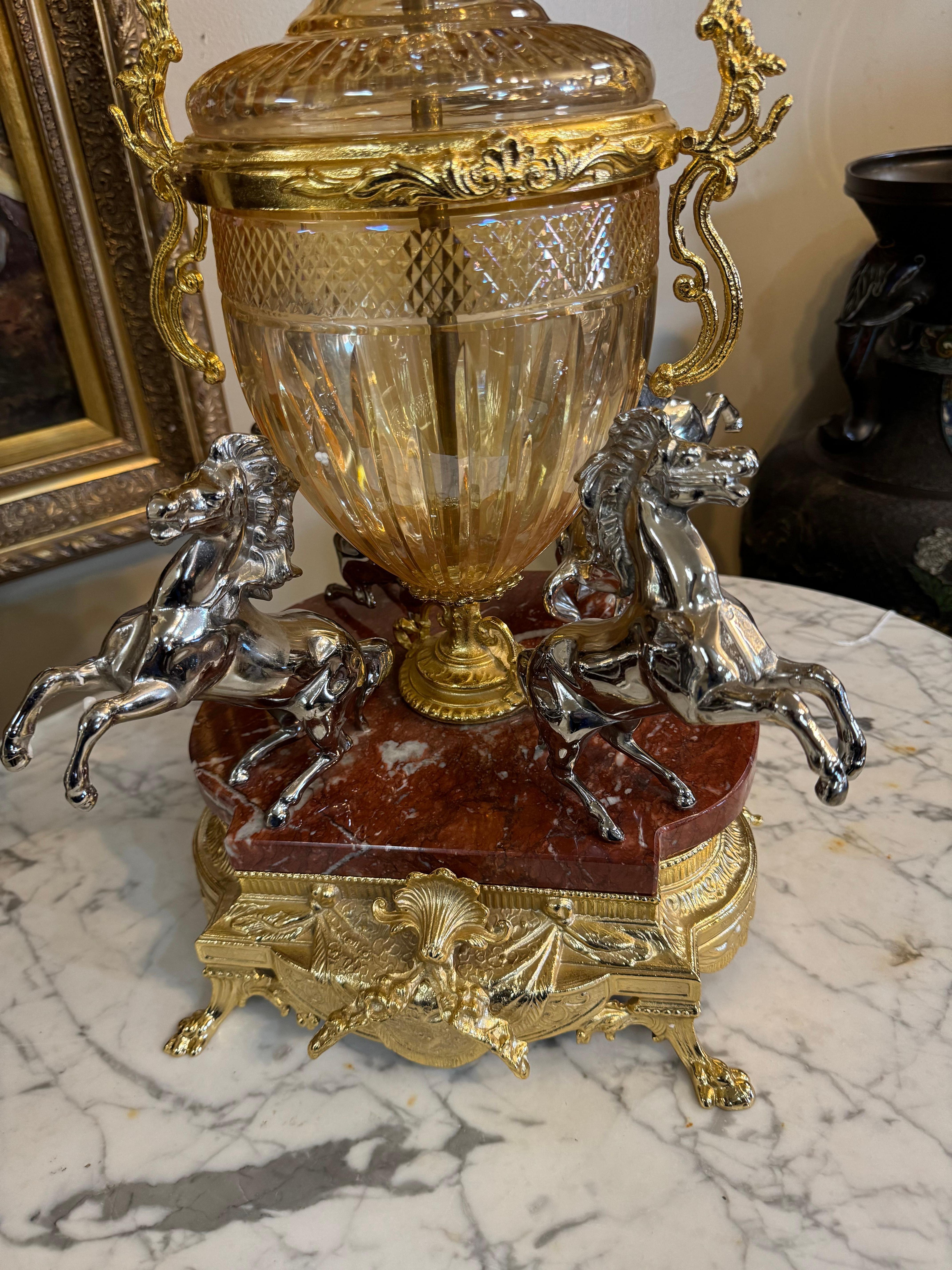 Französisch vergoldeter Bronze und geschliffenem Kristall figuralen Tafelaufsatz oder Epergne. (Messing) im Angebot