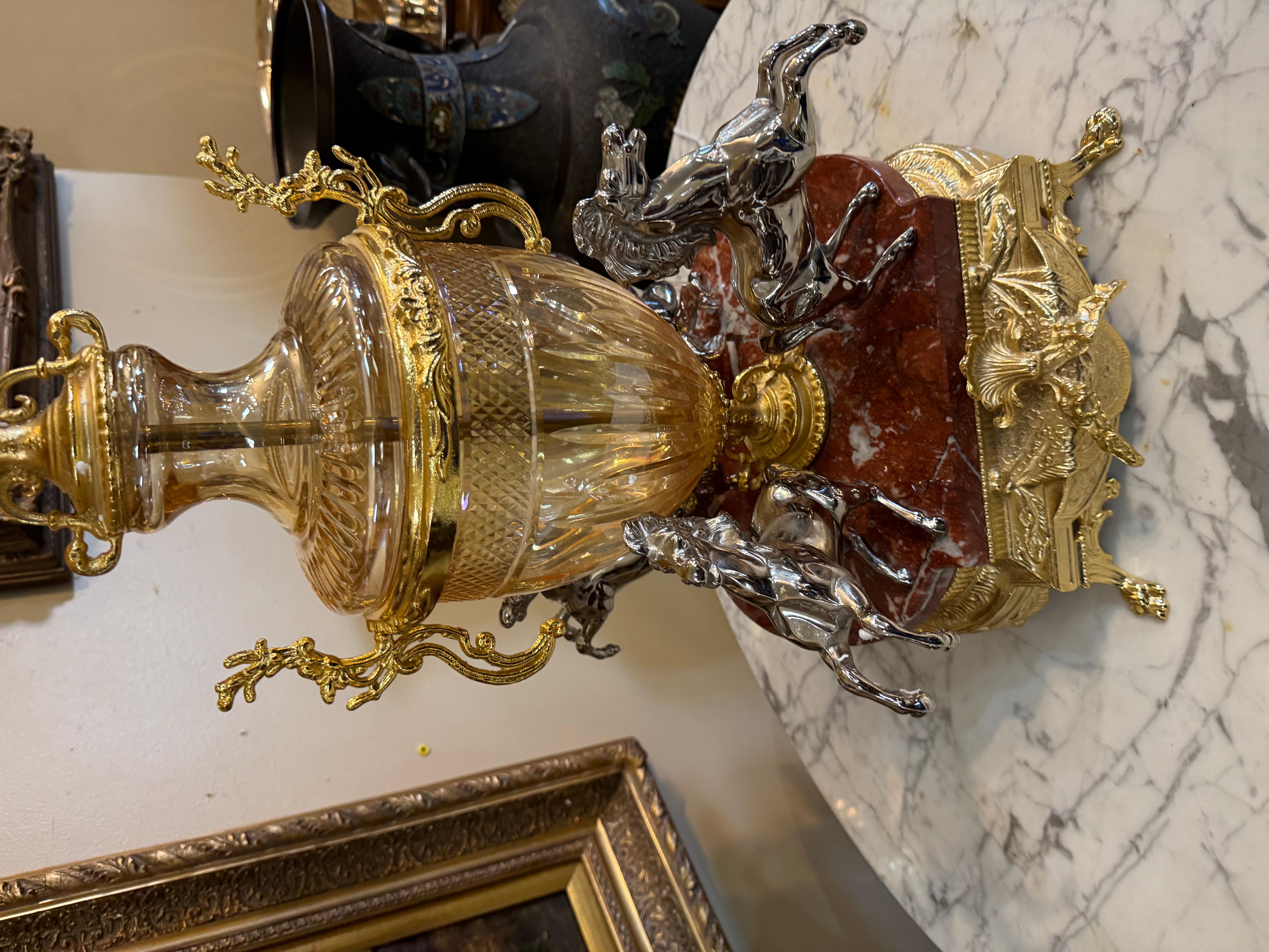 Französisch vergoldeter Bronze und geschliffenem Kristall figuralen Tafelaufsatz oder Epergne. im Angebot 1