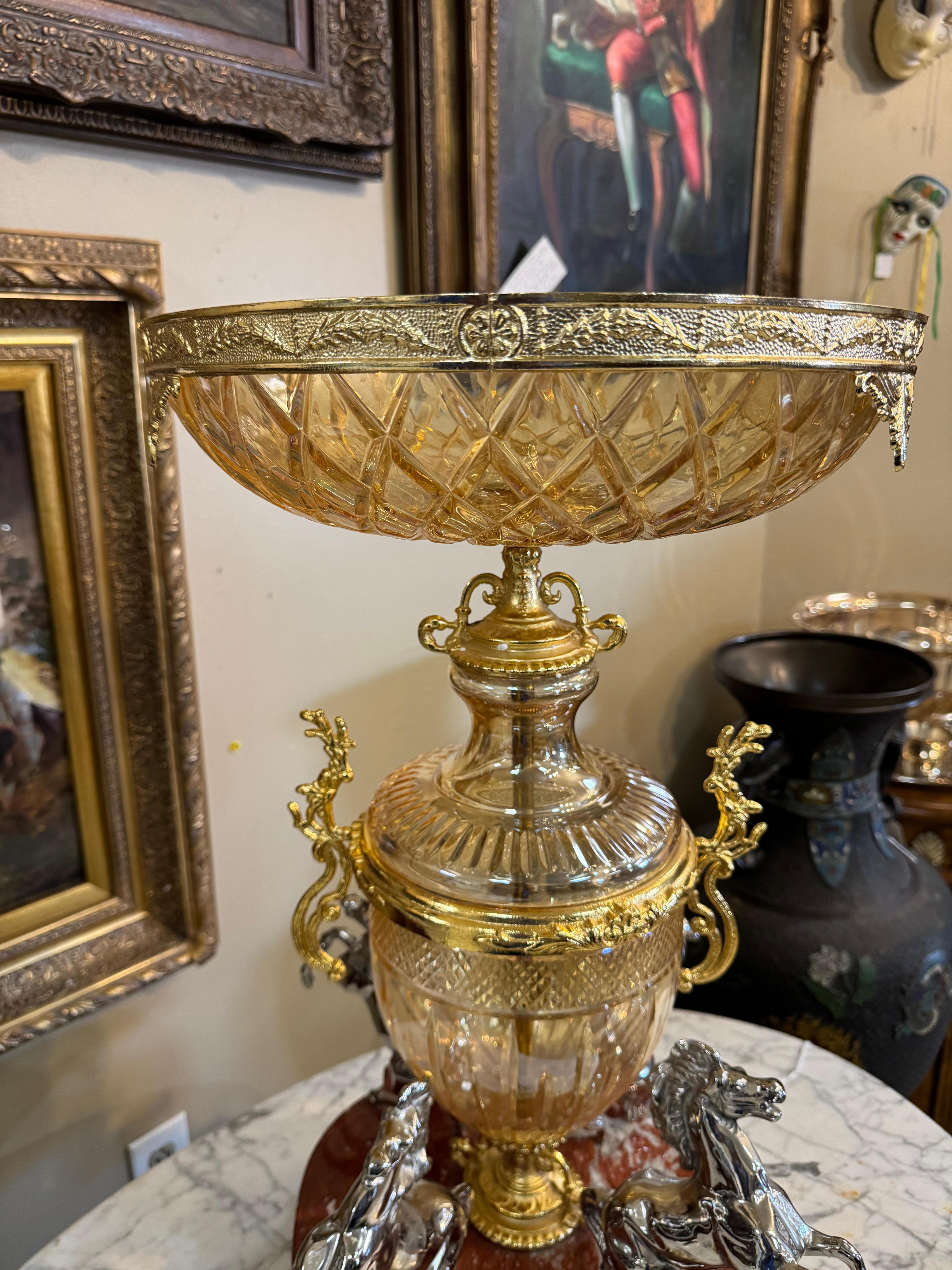 Französisch vergoldeter Bronze und geschliffenem Kristall figuralen Tafelaufsatz oder Epergne. im Angebot 2