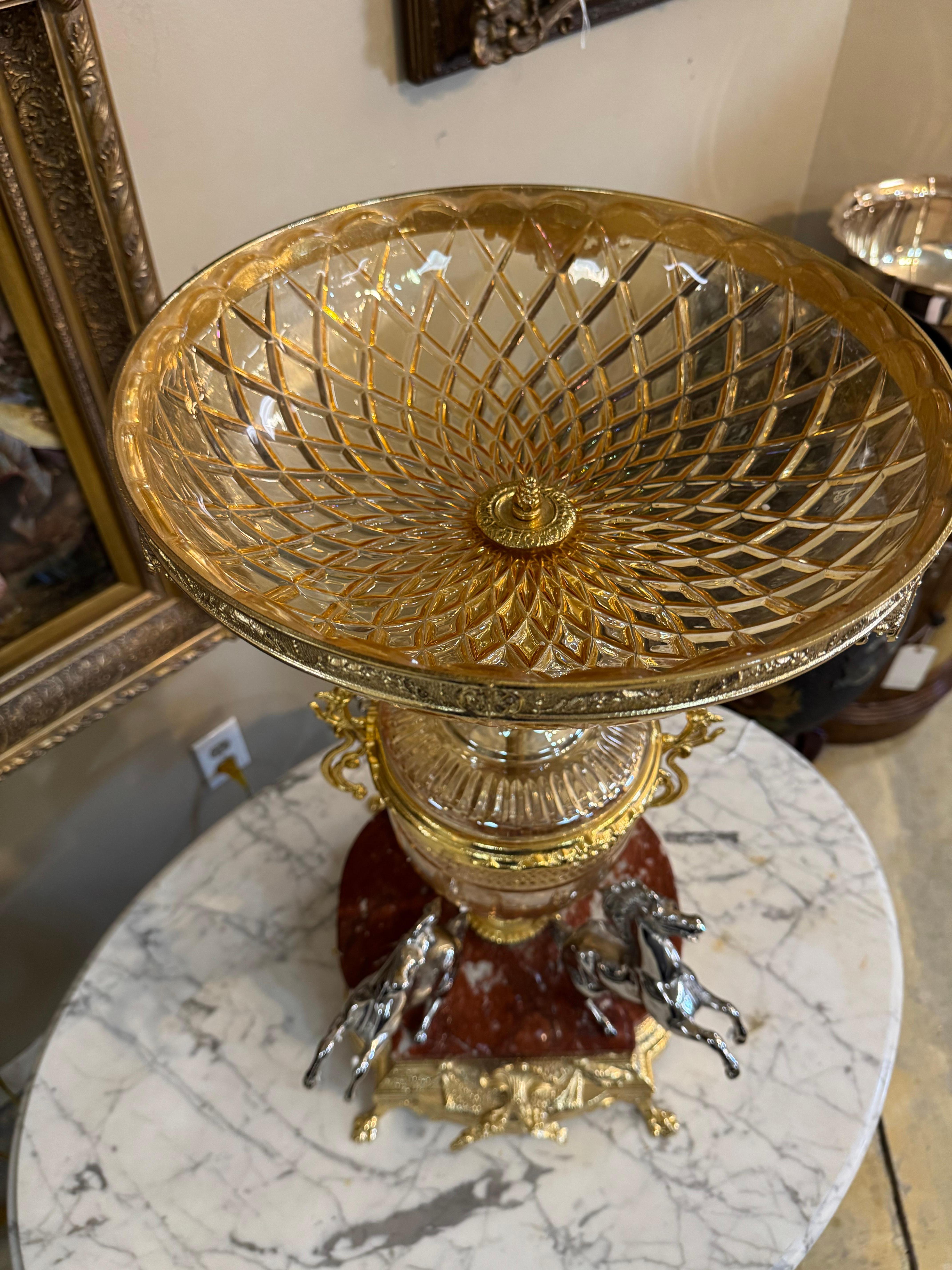 Französisch vergoldeter Bronze und geschliffenem Kristall figuralen Tafelaufsatz oder Epergne. im Angebot 3