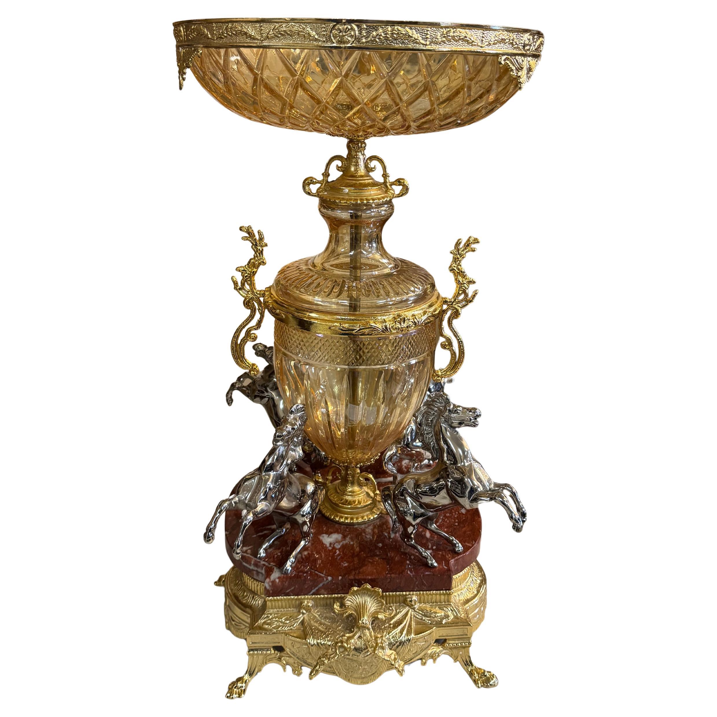 Centrotavola figurato francese in bronzo dorato e cristallo tagliato o epergne.