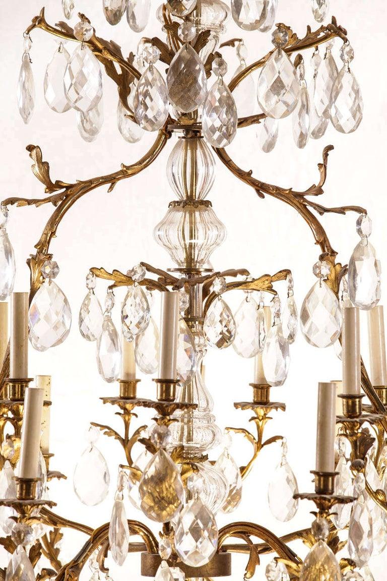 Français Lustre à 14 lumières en bronze doré et verre taillé, 19e siècle en vente