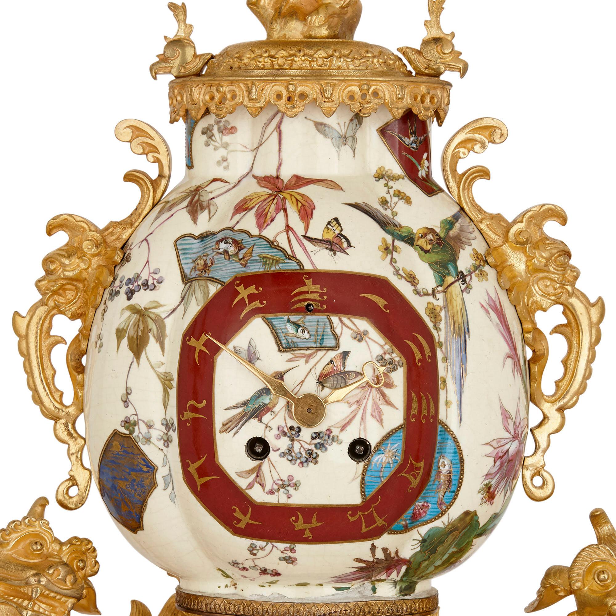 Uhrenset aus vergoldeter Bronze und Fayence im Chinoiserie-Stil (Französisch) im Angebot