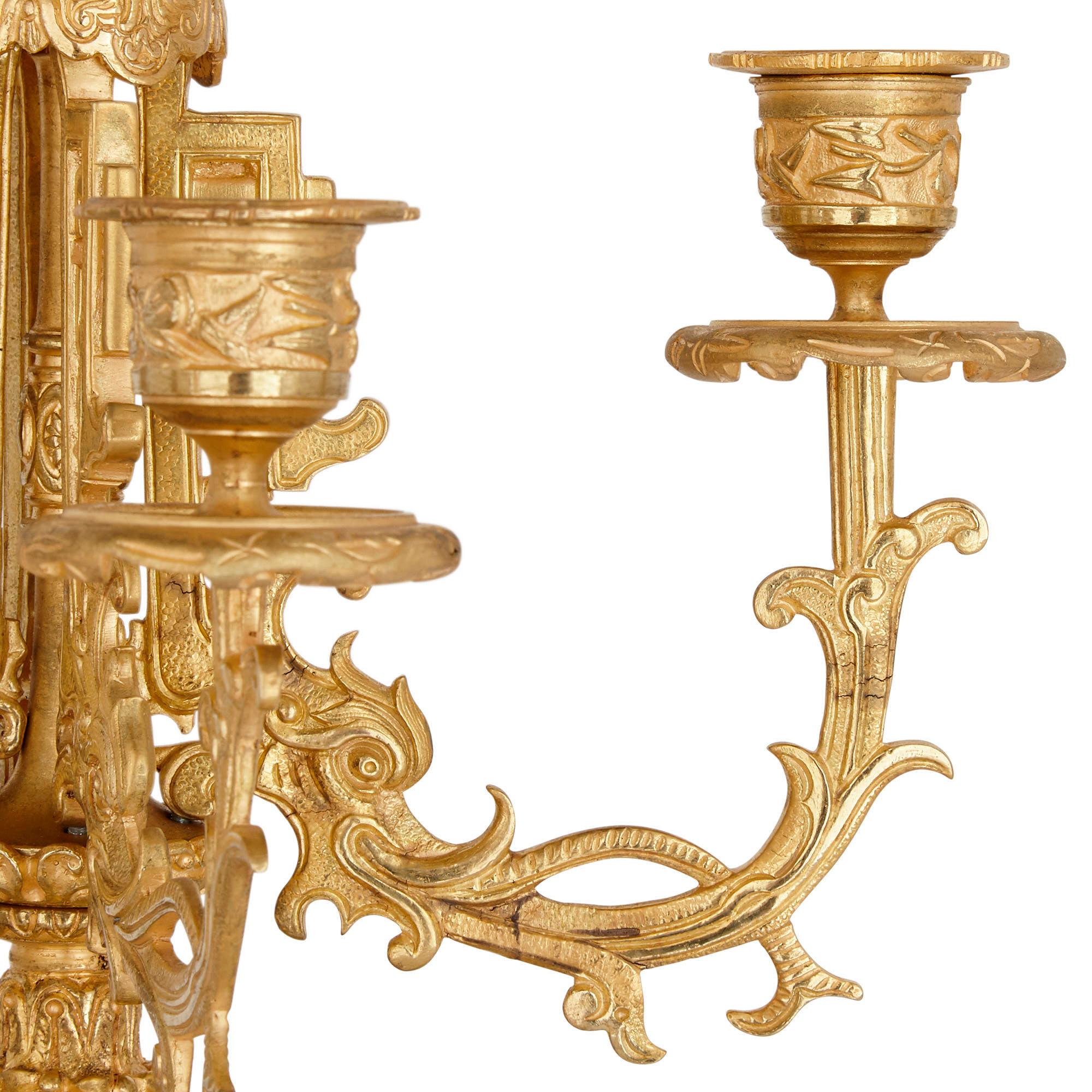 Uhrenset aus vergoldeter Bronze und Fayence im Chinoiserie-Stil im Angebot 1