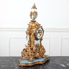 Reloj de manto francés de bronce dorado y porcelana pintada a mano
