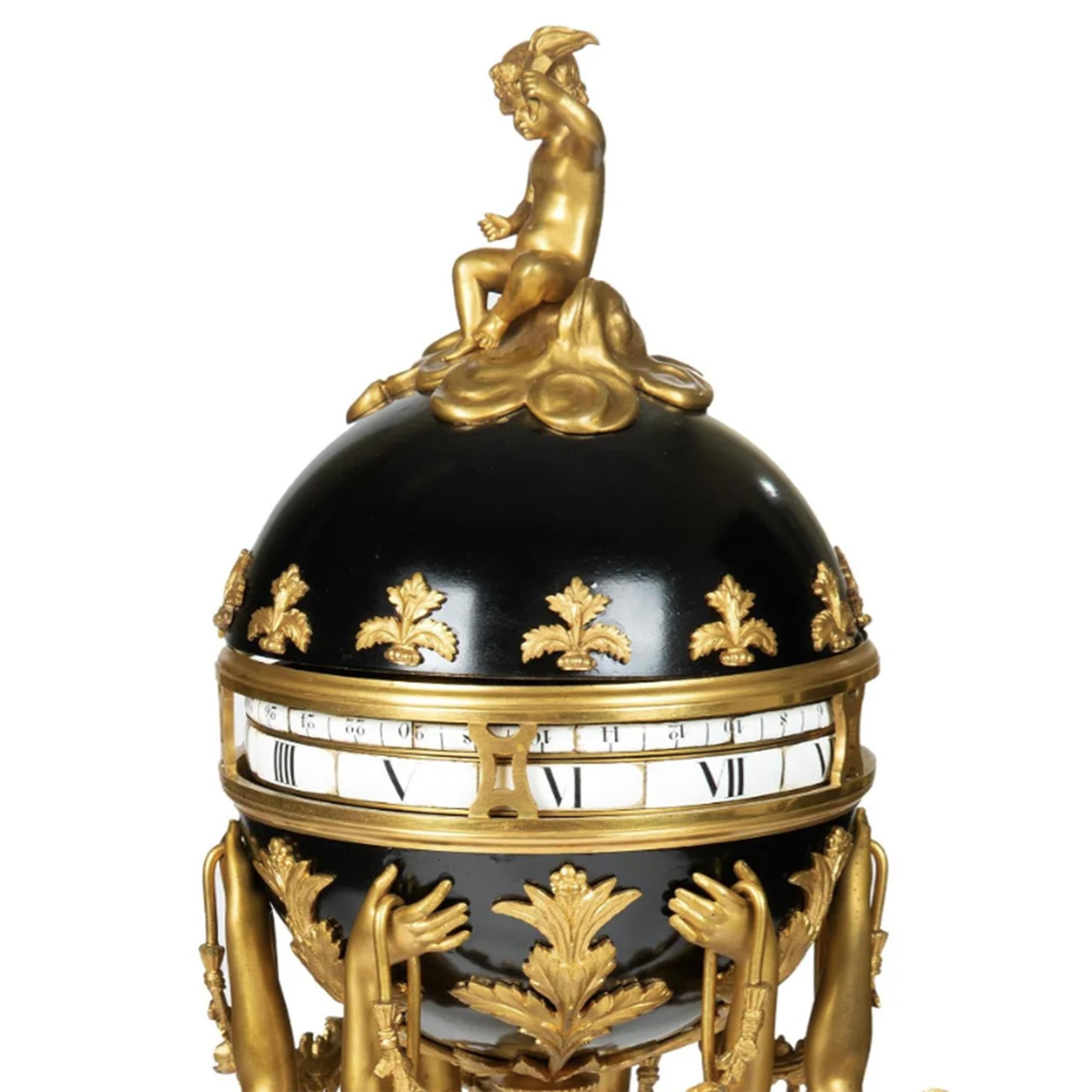 Importante y encantador reloj de tres gracias con guirnaldas y rosas, que sostiene un globo terráqueo con esferas gemelas cercles tournant esmaltadas con números romanos y romanos, con punteros en forma de flor de lis, superado por un putto portador
