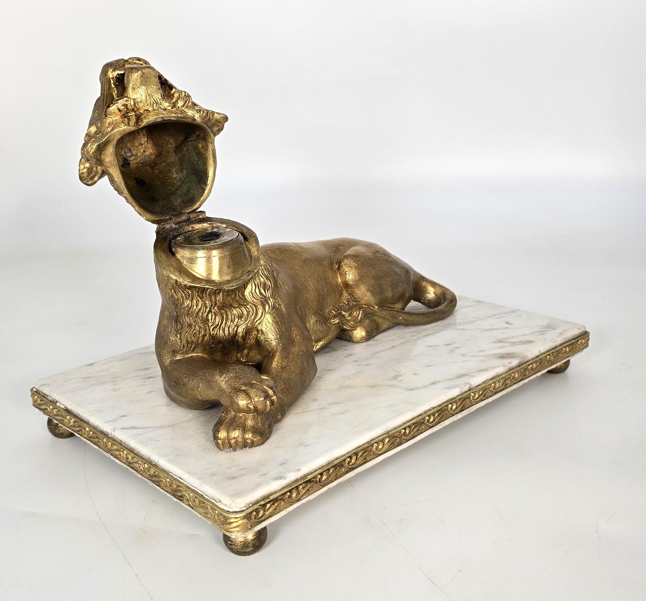 Französisches Tintenfass aus vergoldeter Bronze und Marmor mit einer majestätischen Löwin, um 1850 im Angebot 4