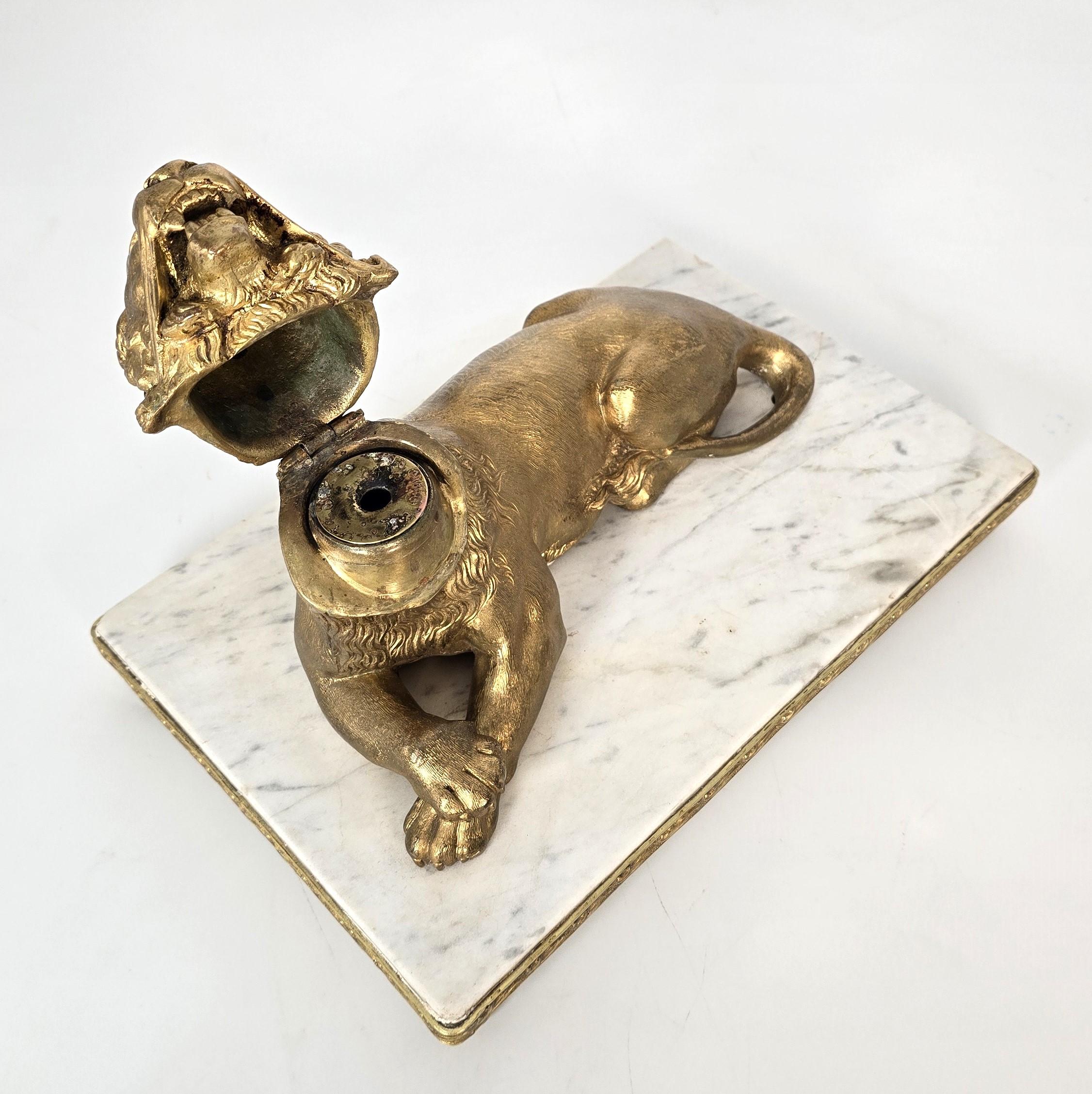 Französisches Tintenfass aus vergoldeter Bronze und Marmor mit einer majestätischen Löwin, um 1850 im Angebot 5