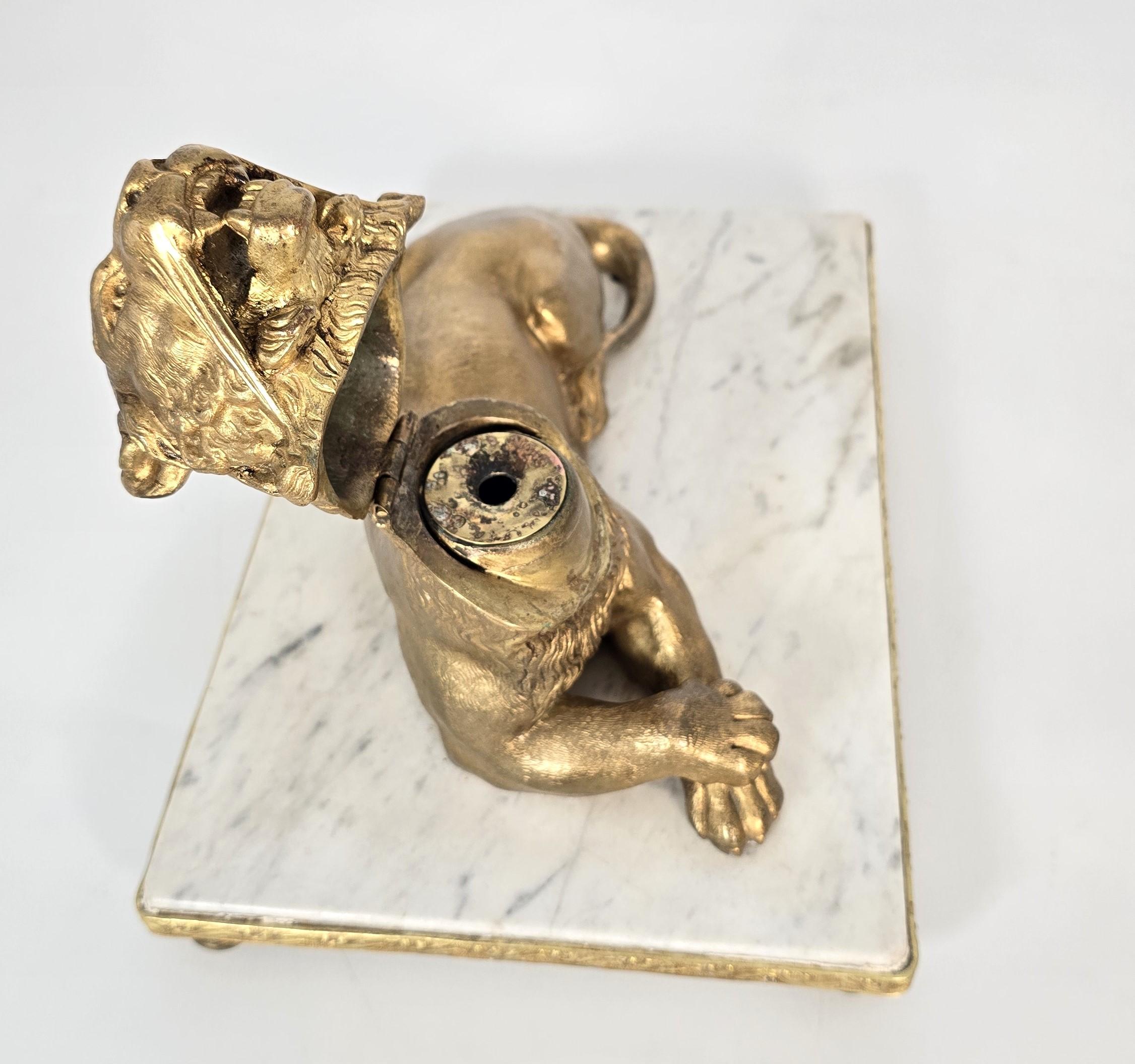 Französisches Tintenfass aus vergoldeter Bronze und Marmor mit einer majestätischen Löwin, um 1850 im Angebot 6