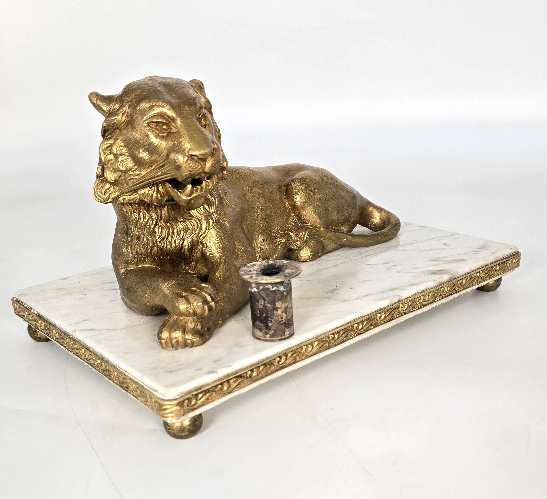 Französisches Tintenfass aus vergoldeter Bronze und Marmor mit einer majestätischen Löwin, um 1850 im Angebot 10
