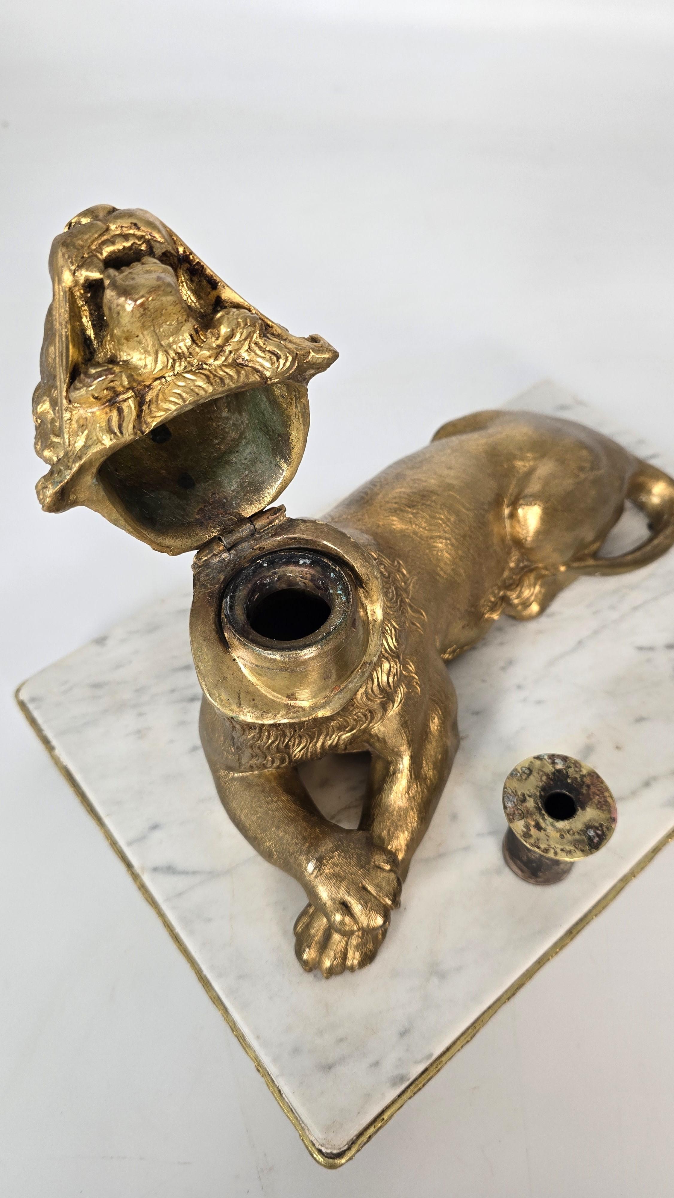 Französisches Tintenfass aus vergoldeter Bronze und Marmor mit einer majestätischen Löwin, um 1850 im Angebot 11