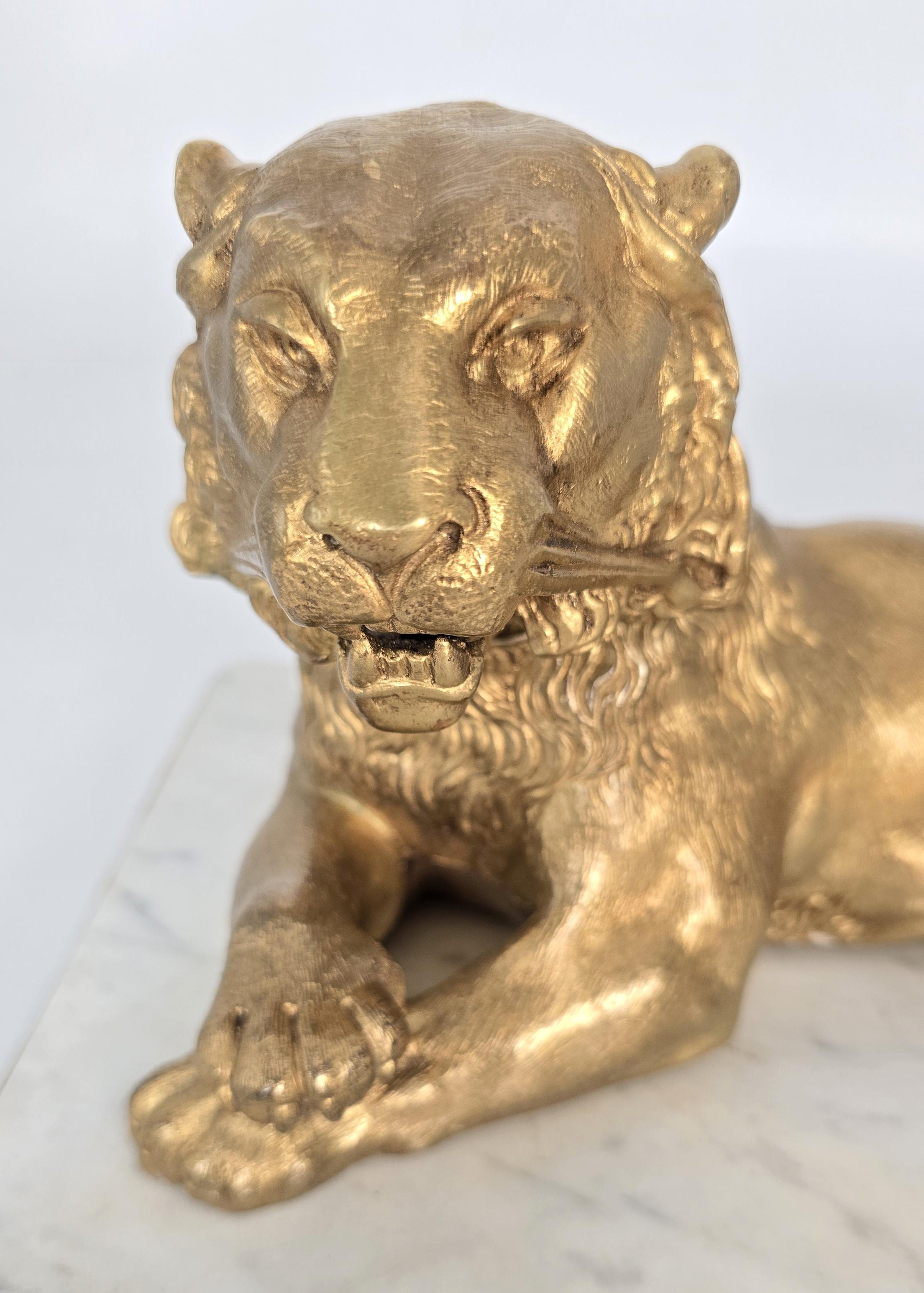 Französisches Tintenfass aus vergoldeter Bronze und Marmor mit einer majestätischen Löwin, um 1850 im Angebot 13