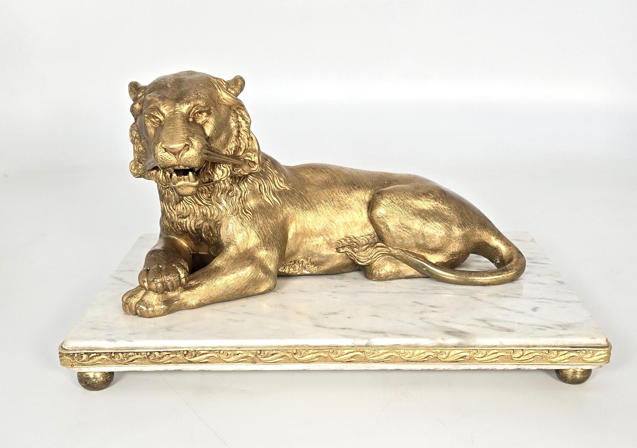 Dieses hochdekorative Schreibtisch-Tintenfass aus der Mitte des 19. Jahrhunderts hat die Form einer ruhenden Löwin. Sie ist sehr fein detailliert und aus massiver Bronze gegossen und von Hand ziseliert und vergoldet. Ihr Kopf hebt sich und klappt