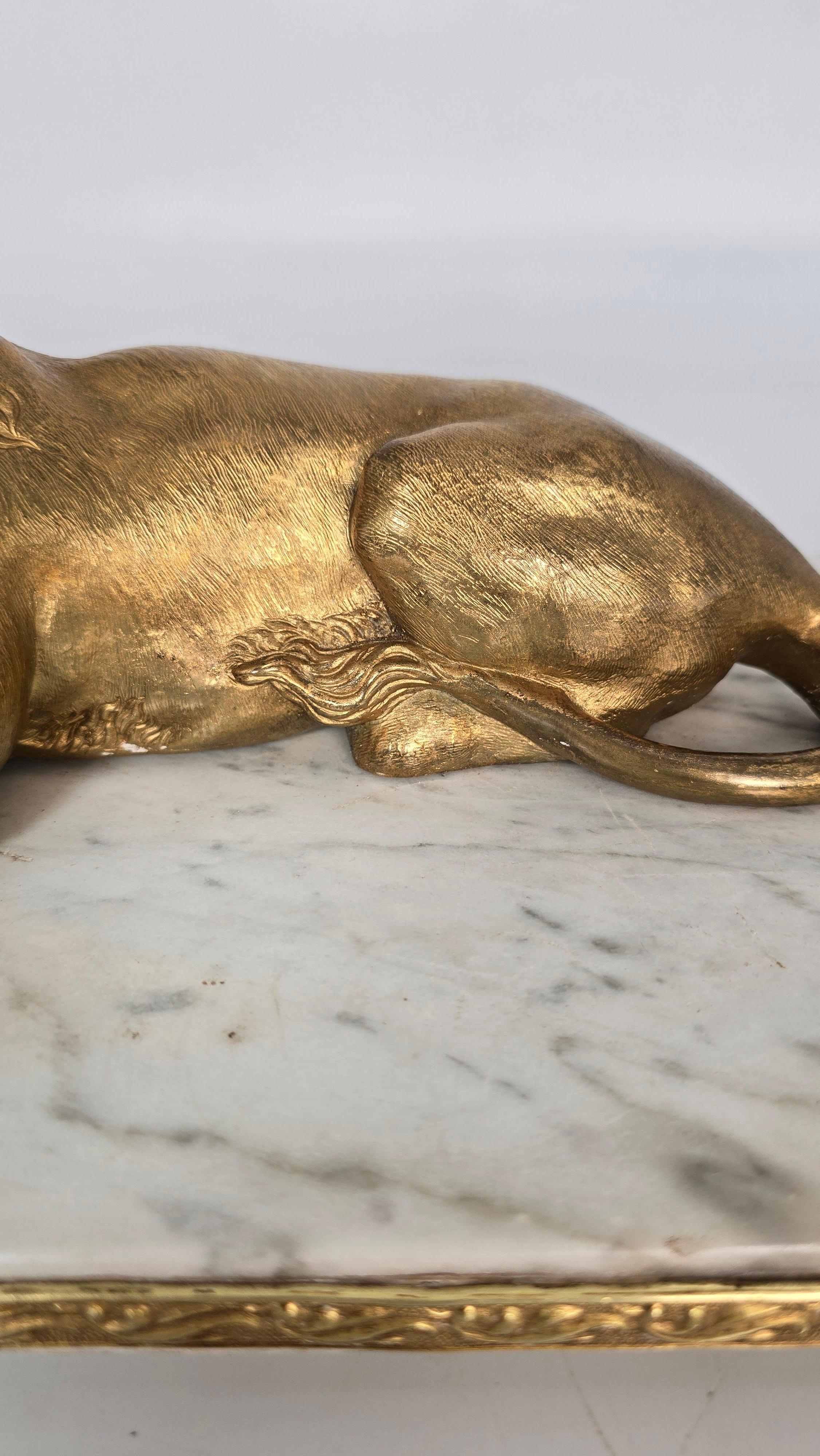 Französisches Tintenfass aus vergoldeter Bronze und Marmor mit einer majestätischen Löwin, um 1850 im Angebot 14