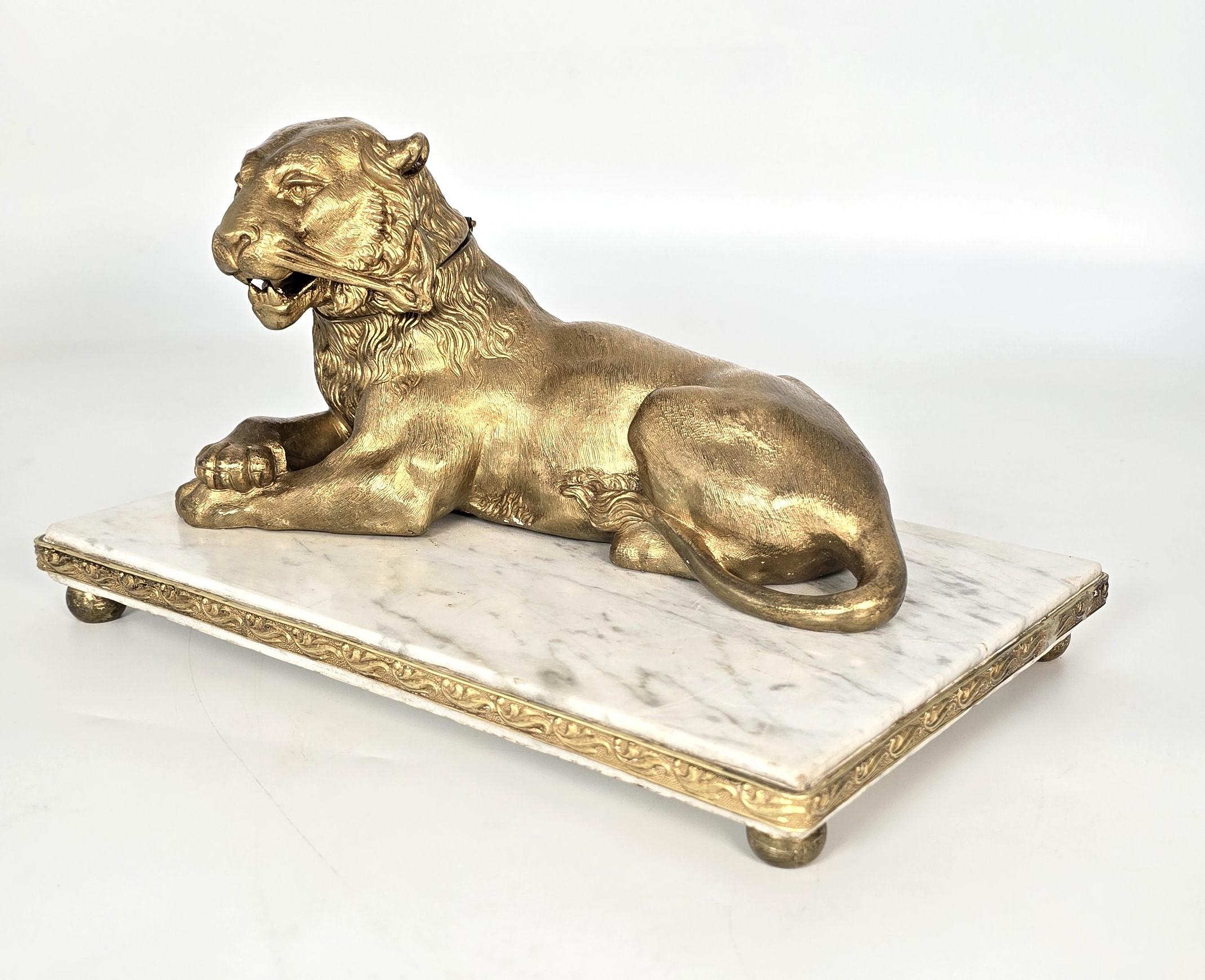 Französisches Tintenfass aus vergoldeter Bronze und Marmor mit einer majestätischen Löwin, um 1850 (Napoleon III.) im Angebot
