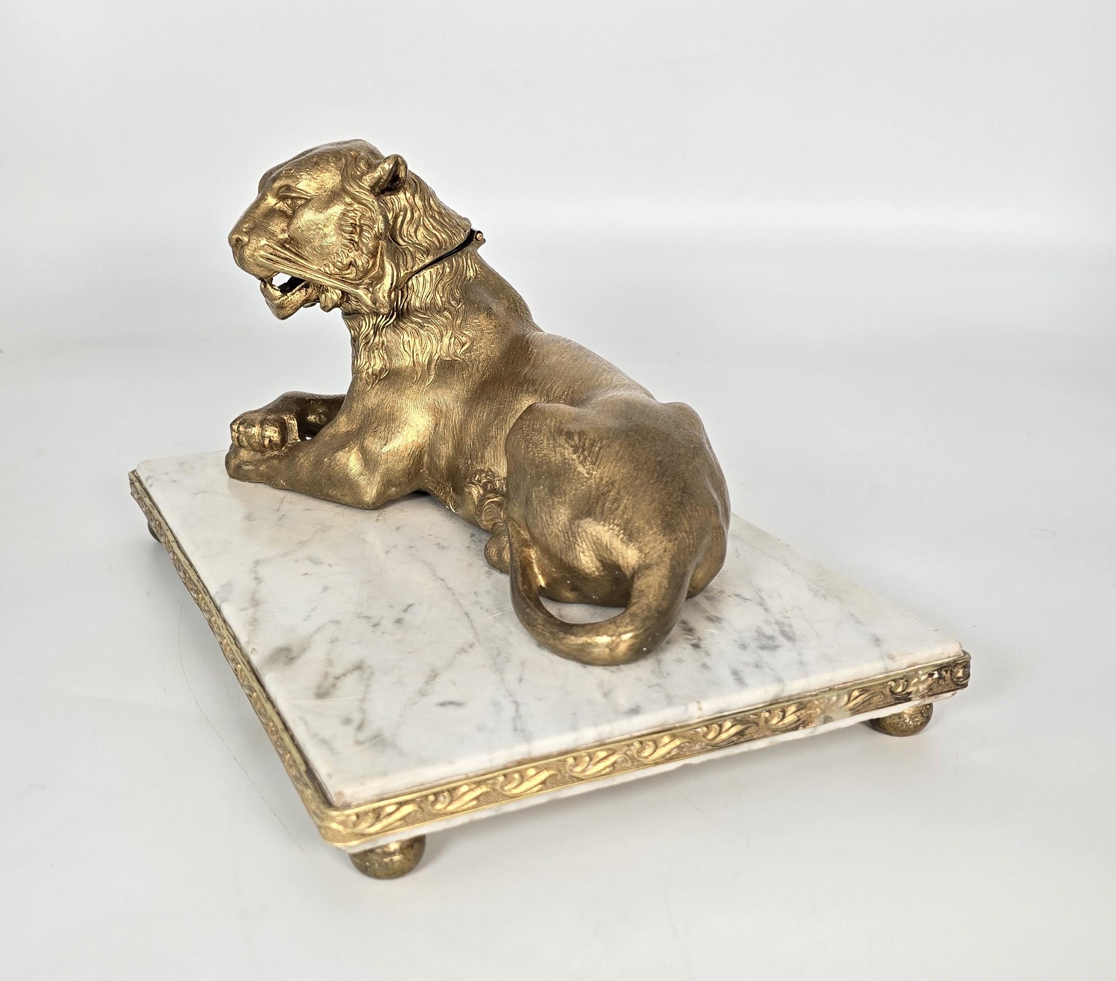 Französisches Tintenfass aus vergoldeter Bronze und Marmor mit einer majestätischen Löwin, um 1850 (Gegossen) im Angebot