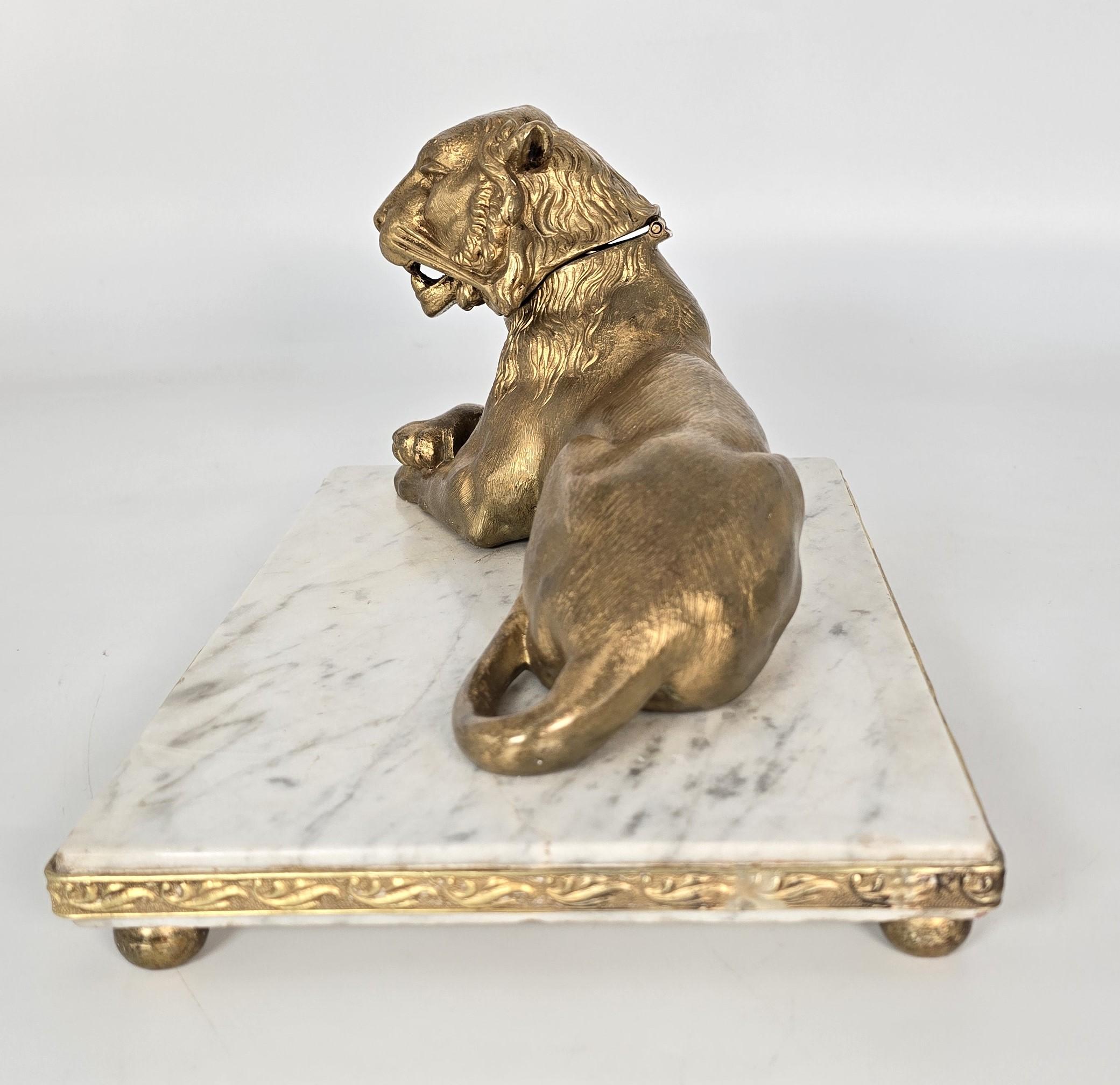 Französisches Tintenfass aus vergoldeter Bronze und Marmor mit einer majestätischen Löwin, um 1850 im Zustand „Gut“ im Angebot in Central England, GB