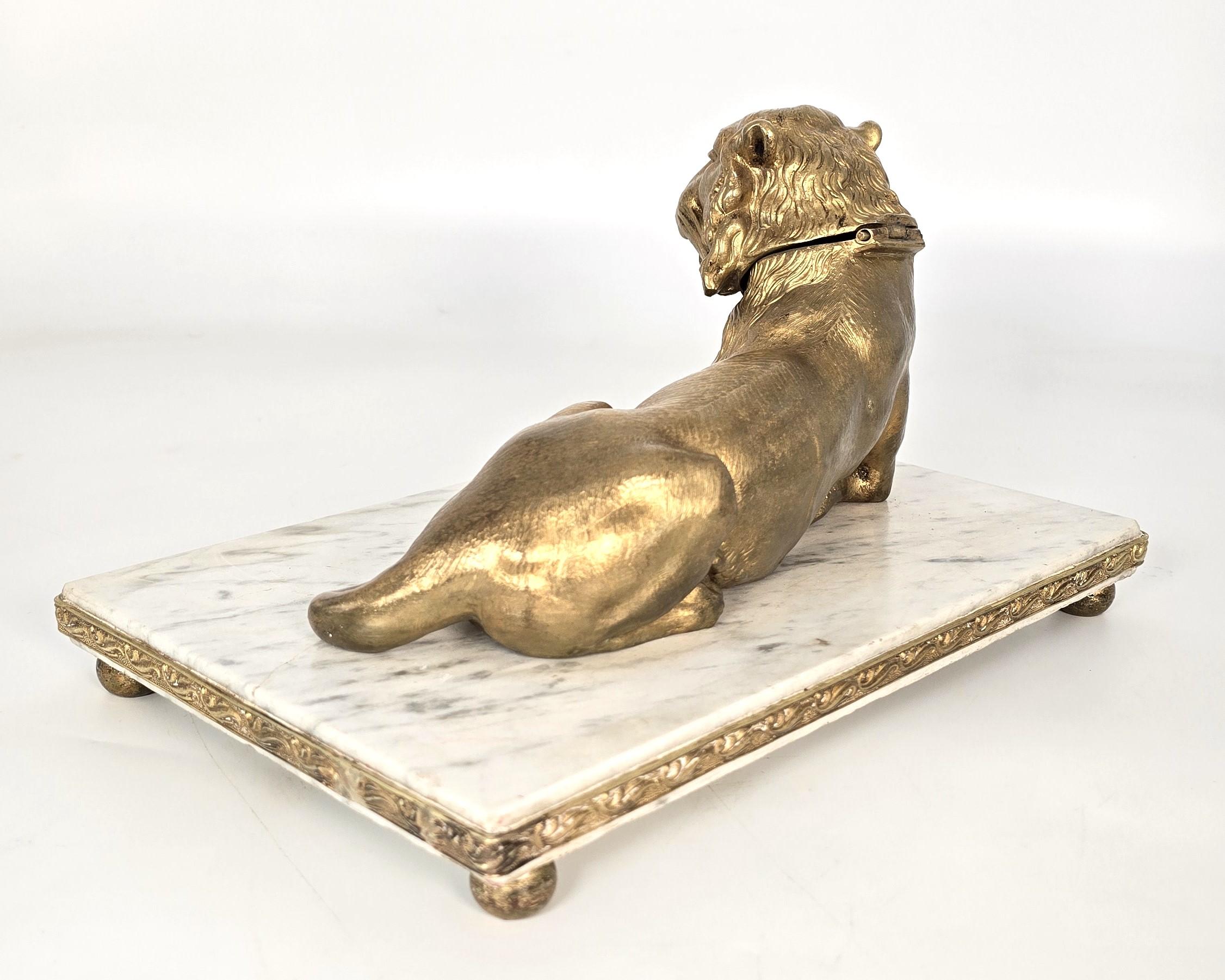 Französisches Tintenfass aus vergoldeter Bronze und Marmor mit einer majestätischen Löwin, um 1850 (19. Jahrhundert) im Angebot