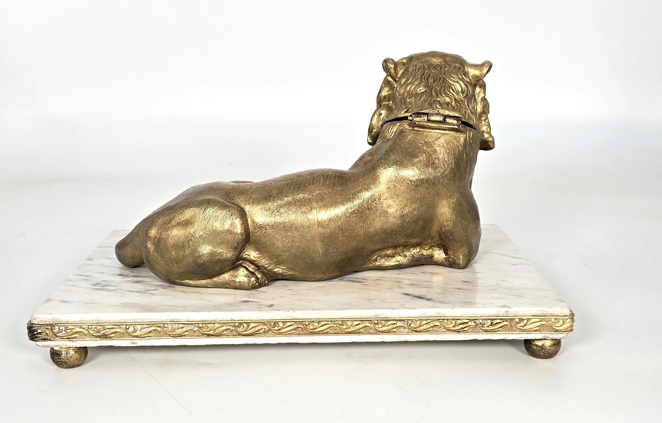Französisches Tintenfass aus vergoldeter Bronze und Marmor mit einer majestätischen Löwin, um 1850 im Angebot 1